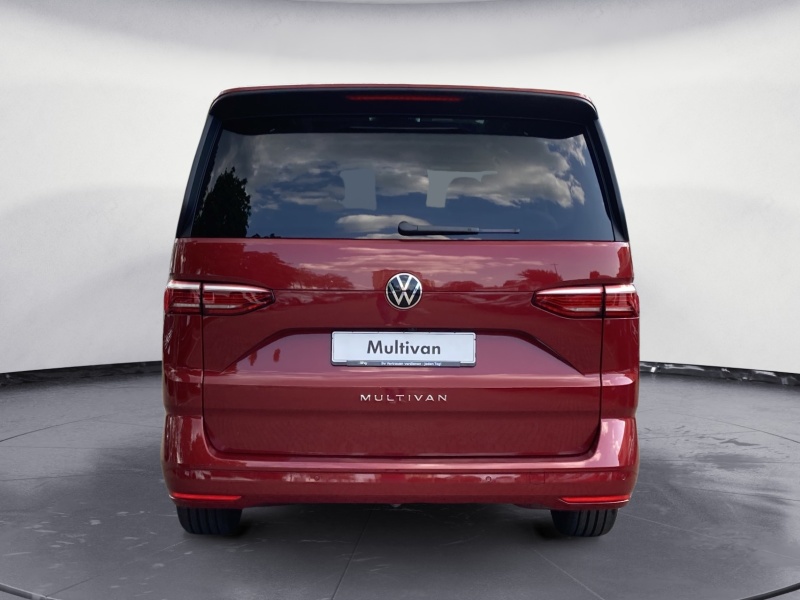 Volkswagen - Multivan Life Motor: 2,0 l TDI SCR Getriebe: 7-Gang-Doppelkupplungsgetriebe Radstand: 3124 mm langer Überhang ,