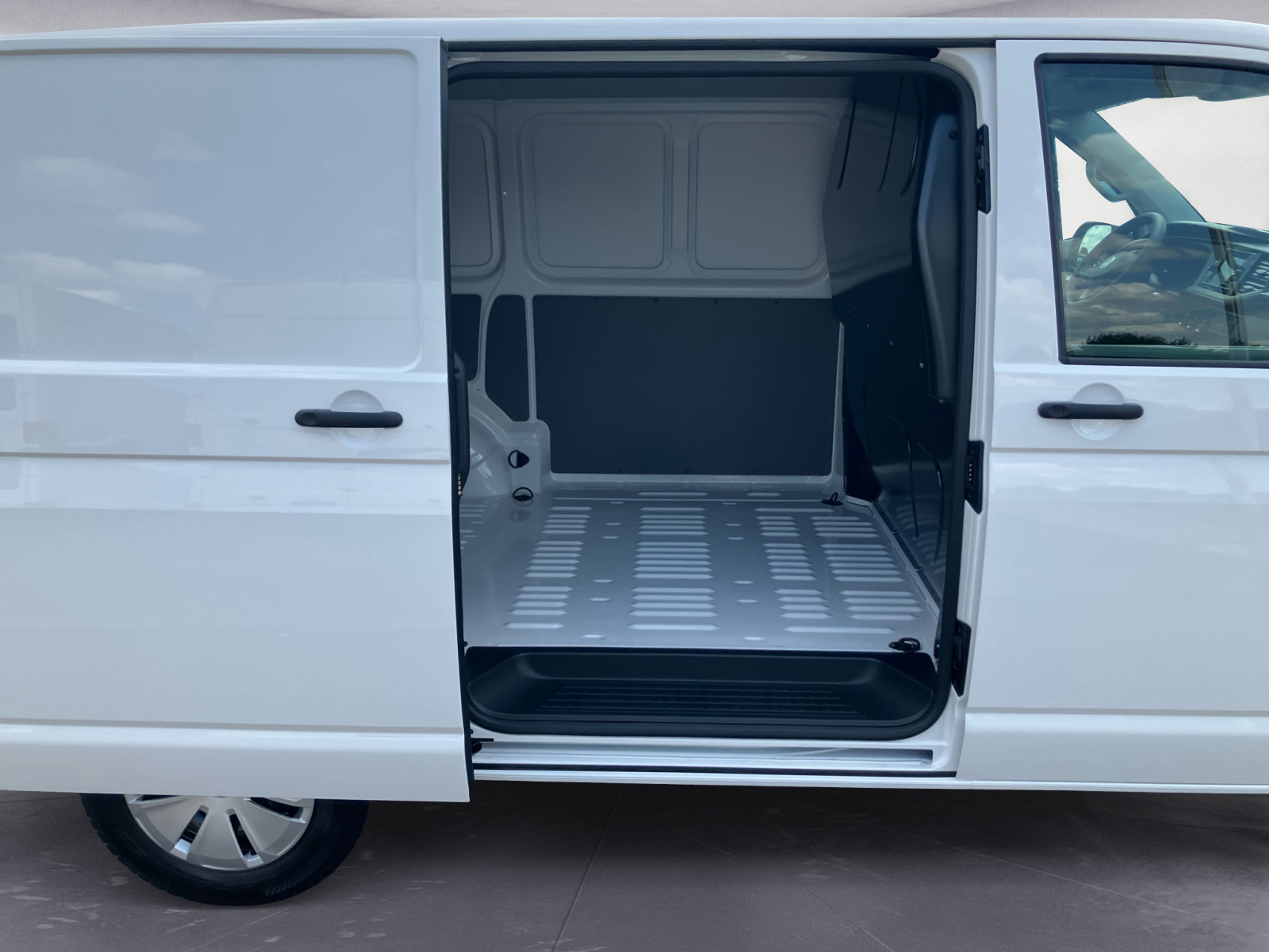 Volkswagen - Transporter 6.1 Kasten Motor: 2,0 l TDI SCR    Getriebe: 5-Gang-Schaltgetriebe Radstand: 3000 mm , 