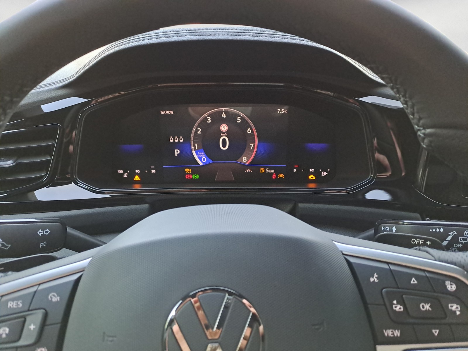 Volkswagen - T-Roc R-Line 2.0 l TSI OPF 4MOTION 140 k W 7-Gang-Doppelkupplungsgetrieb e DSG