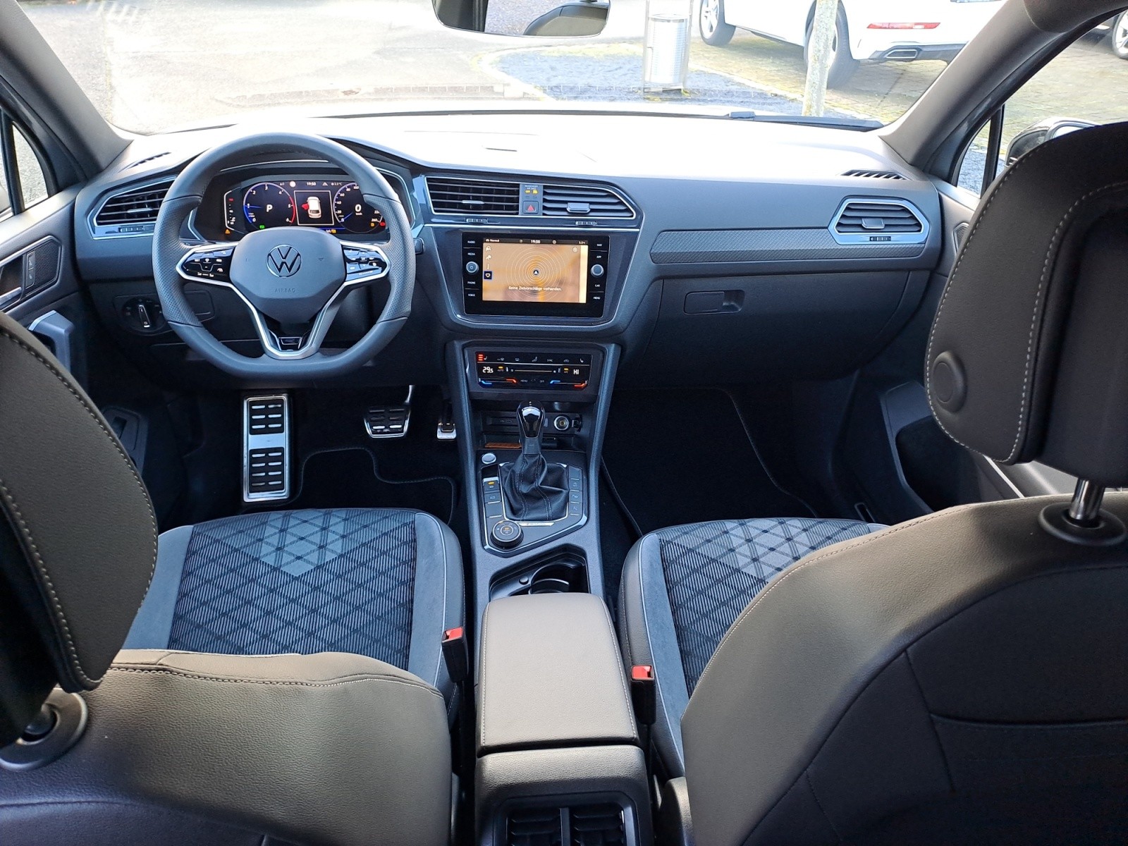 Volkswagen - Tiguan Allspace R-Line 2,0 l TDI SCR 4MO TION   7-Gang-Doppelkupplu ngsgetriebe DSG