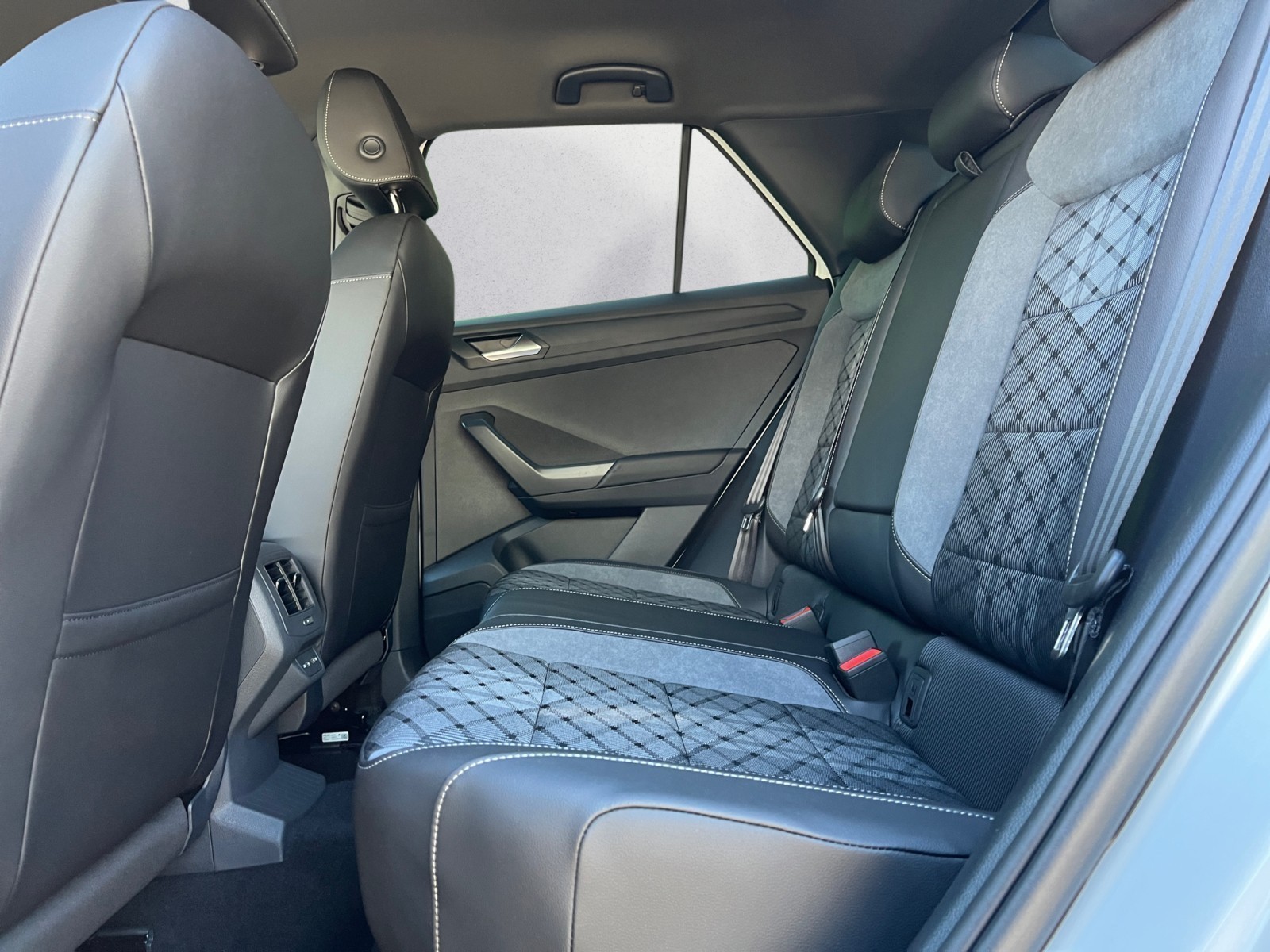 Volkswagen - T-Roc R-Line 1.5 l TSI OPF  7-Gang-Doppelkupplungsgetriebe DSG ,