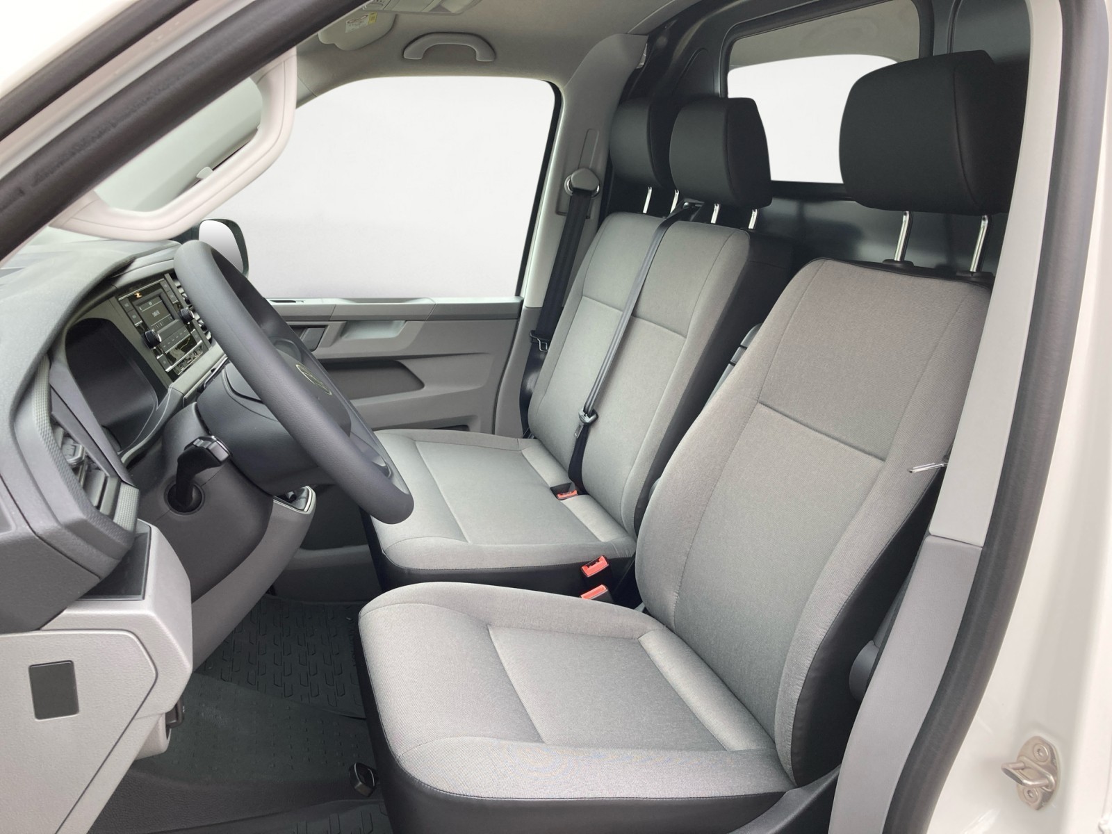 Volkswagen - Transporter 6.1 Kasten Motor: 2,0 l TDI SCR    Getriebe: 5-Gang-Schaltgetriebe Radstand: 3000 mm , 