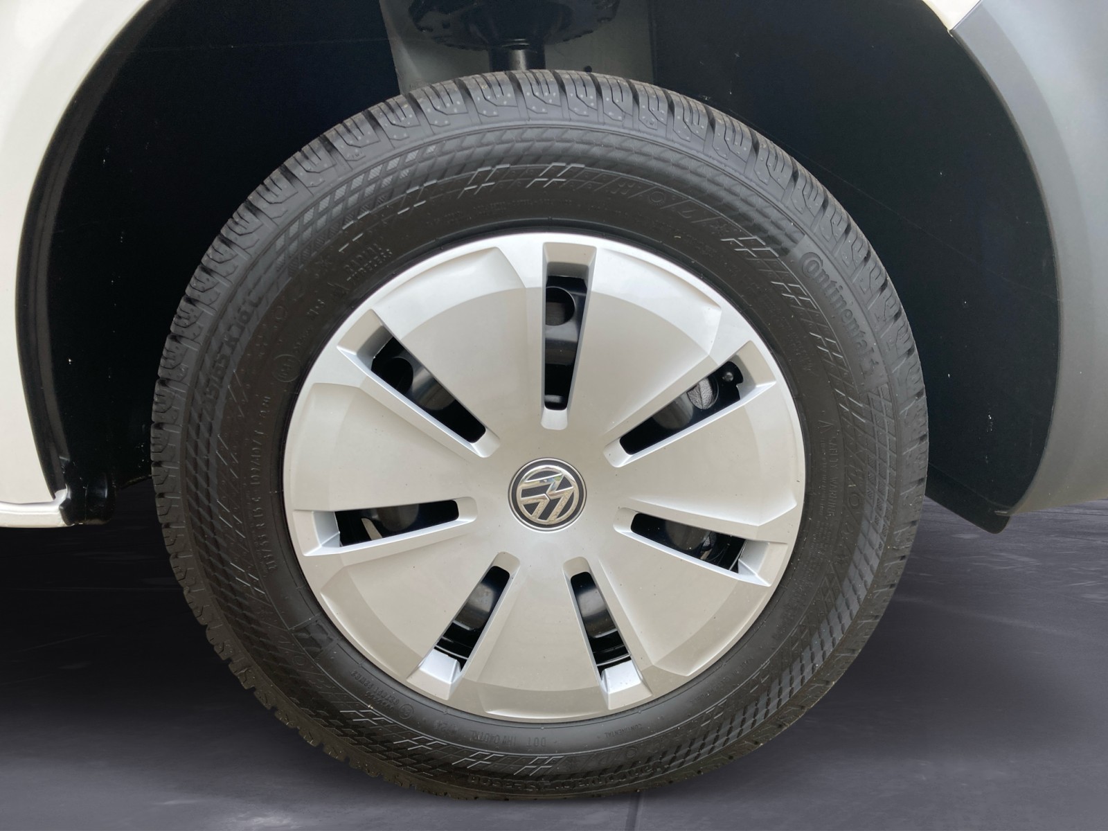 Volkswagen - Transporter 6.1 Kasten Motor: 2,0 l TDI SCR    Getriebe: 5-Gang-Schaltgetriebe Radstand: 3000 mm , 