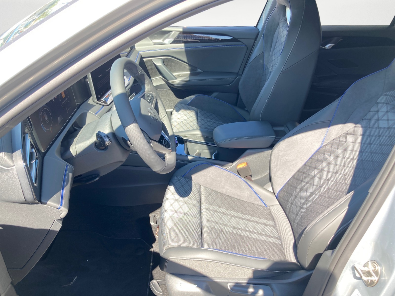 Volkswagen - Tiguan R-Line 2,0 l TDI SCR 4MOTION   7-Gang-Doppelkupplungsgetrie be DSG