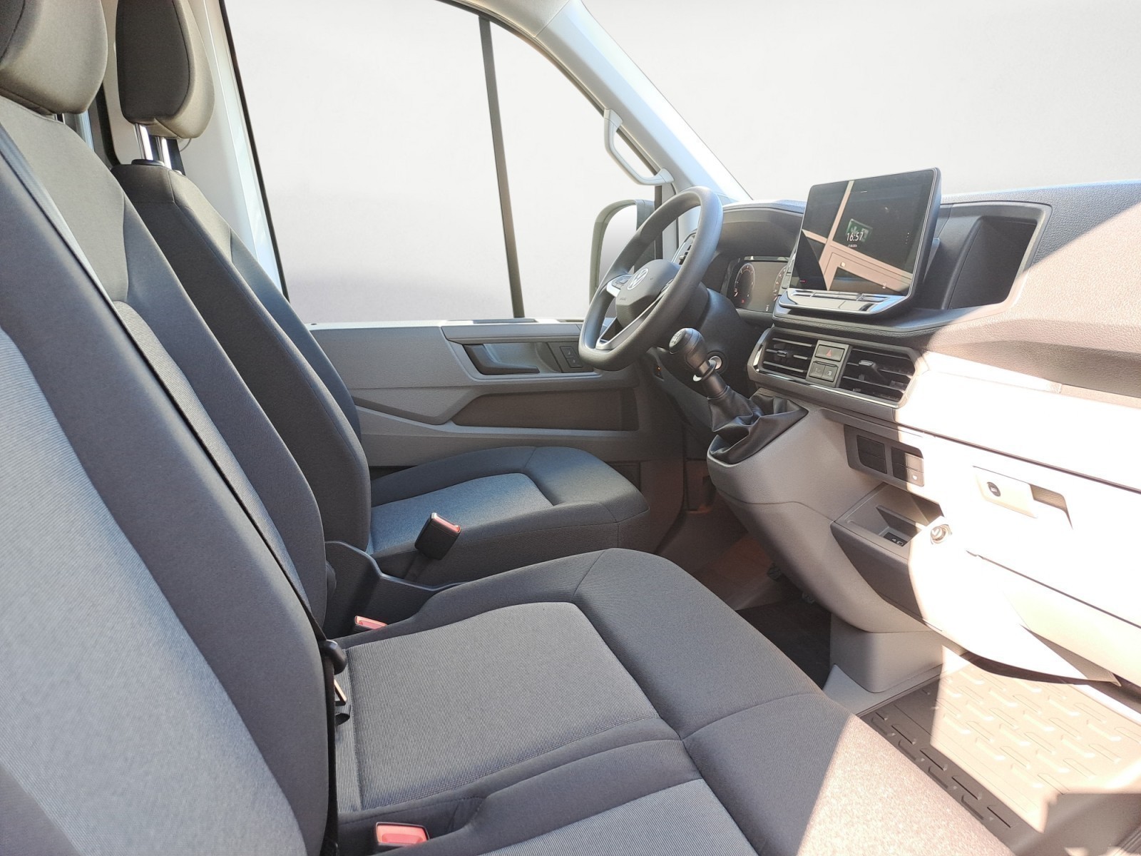 Volkswagen - Crafter 35 Kasten Motor: 2,0 l TDI Euro 6d SCR Getriebe: Frontantrieb 6-Gang-Schaltgetriebe Radstand: 3640 mm ,