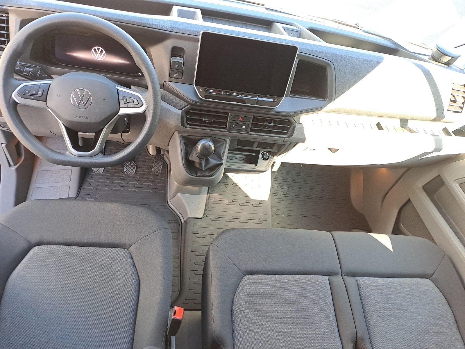 Volkswagen - Crafter 35 Kasten Motor: 2,0 l TDI Euro 6d SCR Getriebe: Frontantrieb 6-Gang-Schaltgetriebe Radstand: 3640 mm ,