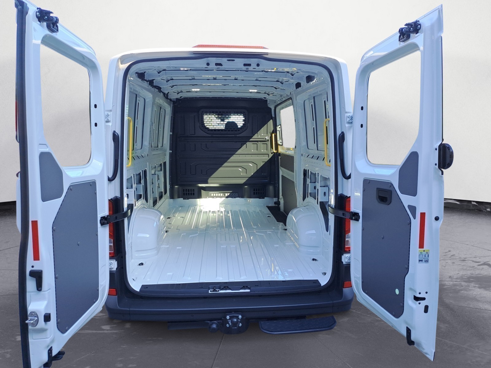Volkswagen - Crafter 35 Kasten Motor: 2,0 l TDI Euro 6d SCR Getriebe: Frontantrieb 6-Gang-Schaltgetriebe Radstand: 3640 mm ,