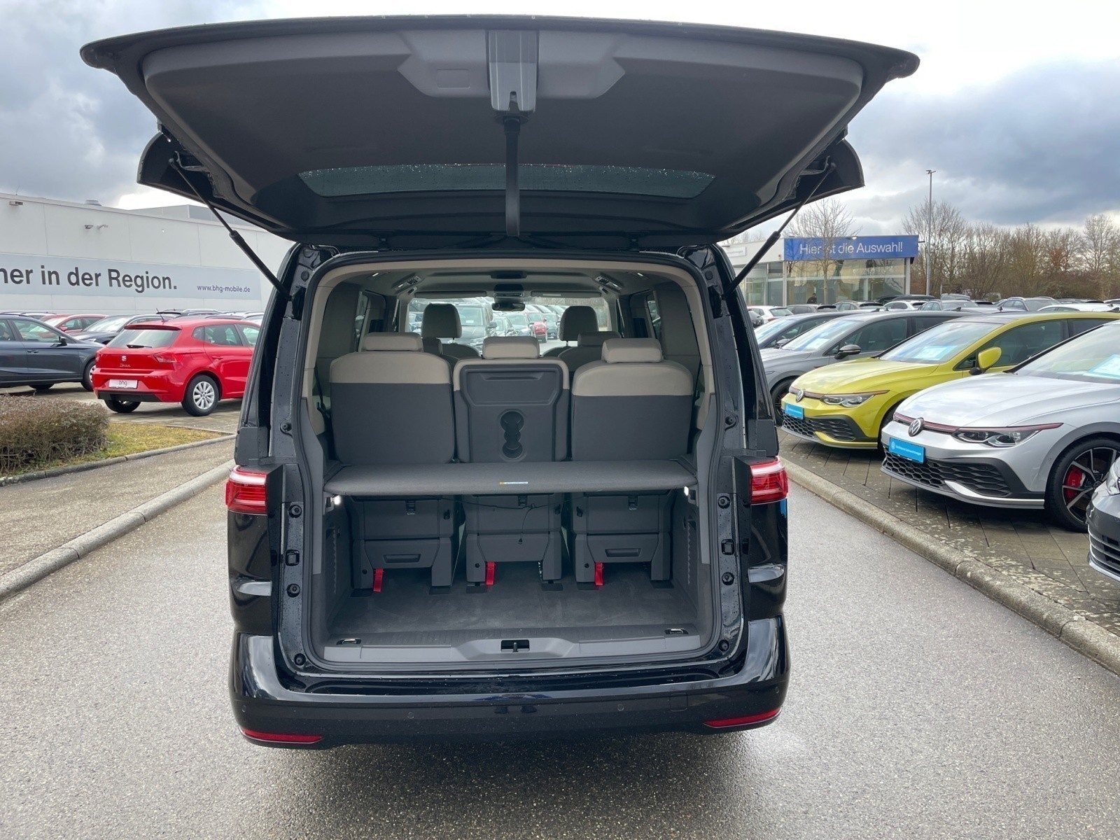 Volkswagen - Multivan Life 2,0 l TDI SCR Frontantrieb 7-Gang-DSG Radst. 3124 mm langer Überhang