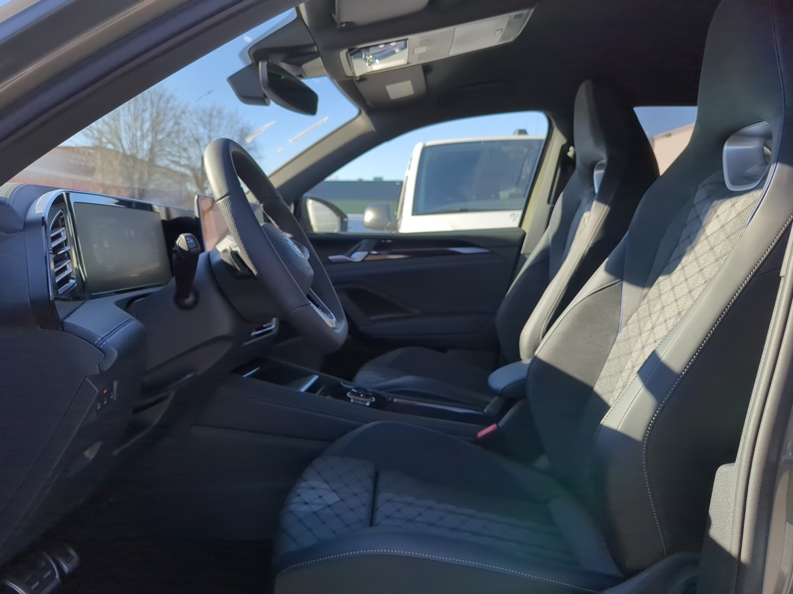 Volkswagen - Tiguan R-Line 2,0 l TDI SCR 4MOTION  7-Gang-Doppelkupplungsgetrie be DSG