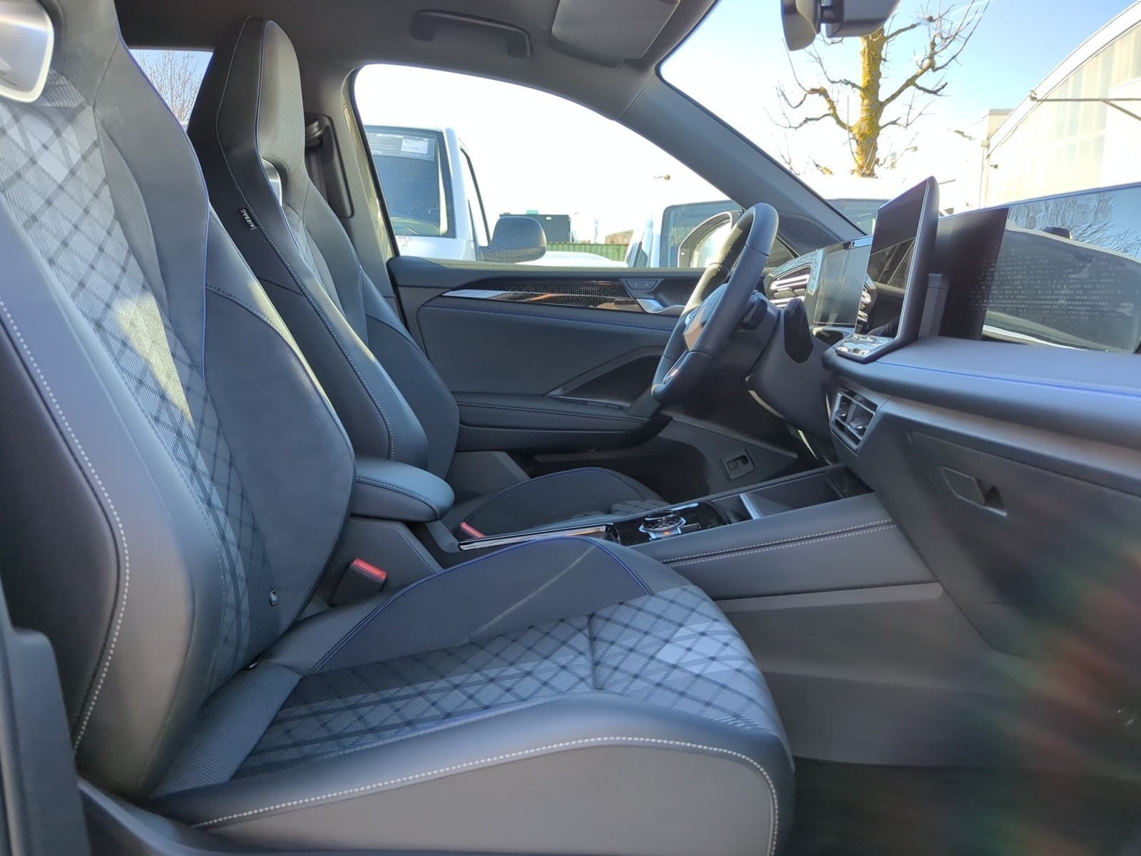 Volkswagen - Tiguan R-Line 2,0 l TDI SCR 4MOTION  7-Gang-Doppelkupplungsgetrie be DSG