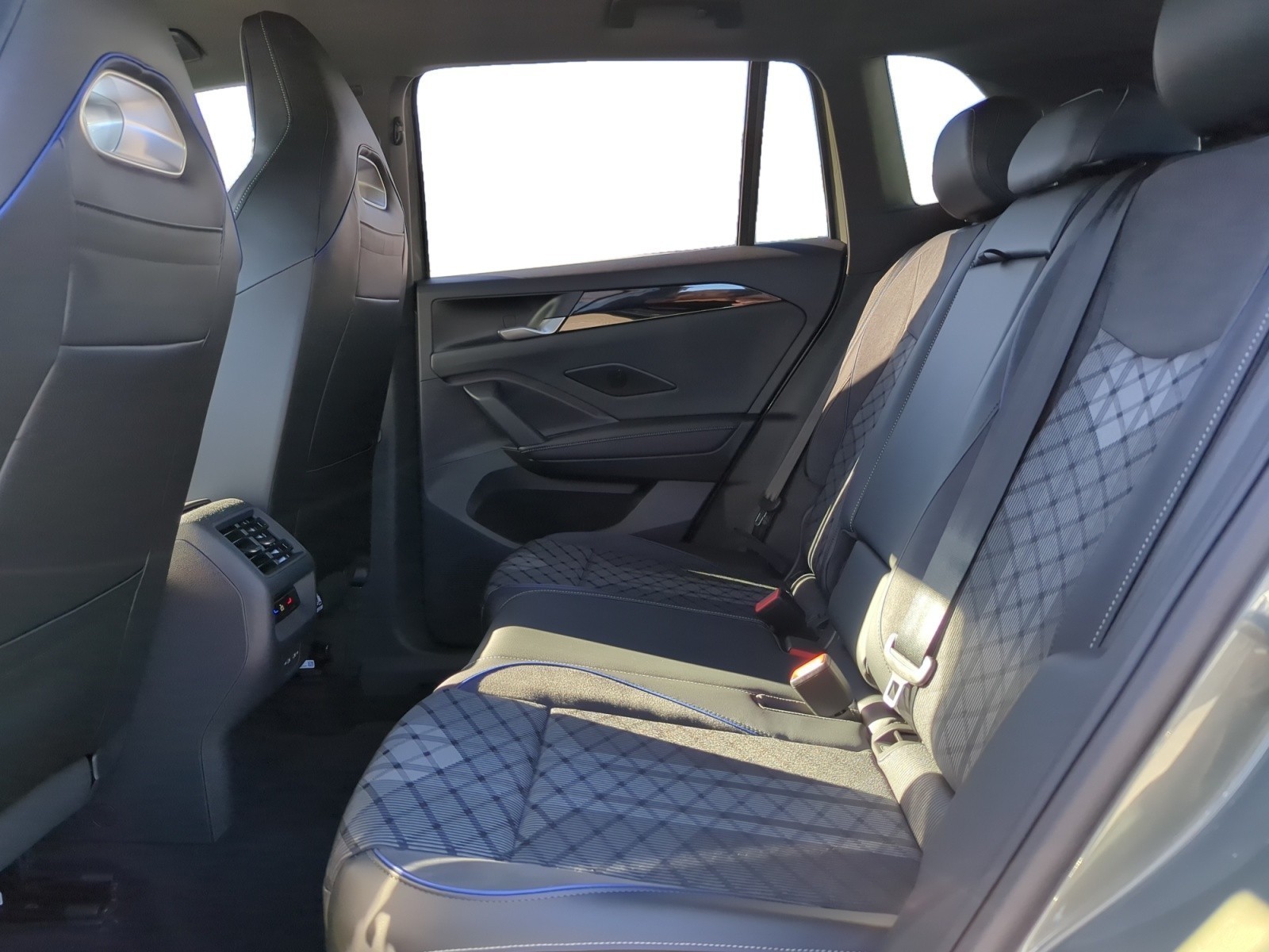 Volkswagen - Tiguan R-Line 2,0 l TDI SCR 4MOTION  7-Gang-Doppelkupplungsgetrie be DSG