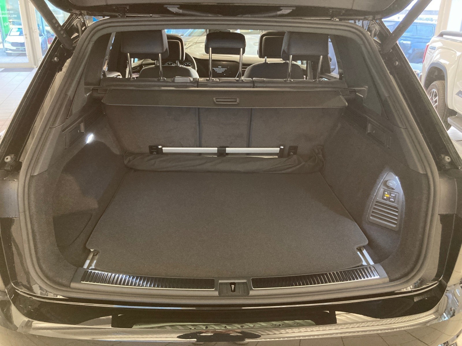 Volkswagen - Touareg R-Line 3,0 l V6 TDI SCR 4MOTION  8-Gang-Automatik (Tiptro nic)