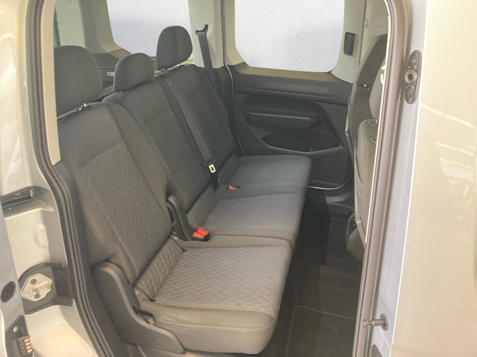 Volkswagen - NFZ Caddy Life 5-Sitzer Motor: 2,0 l TDI EU6 SCR    Getriebe: 7-Gang-Doppelkupplungsgetriebe Radstand: 2755 mm , 