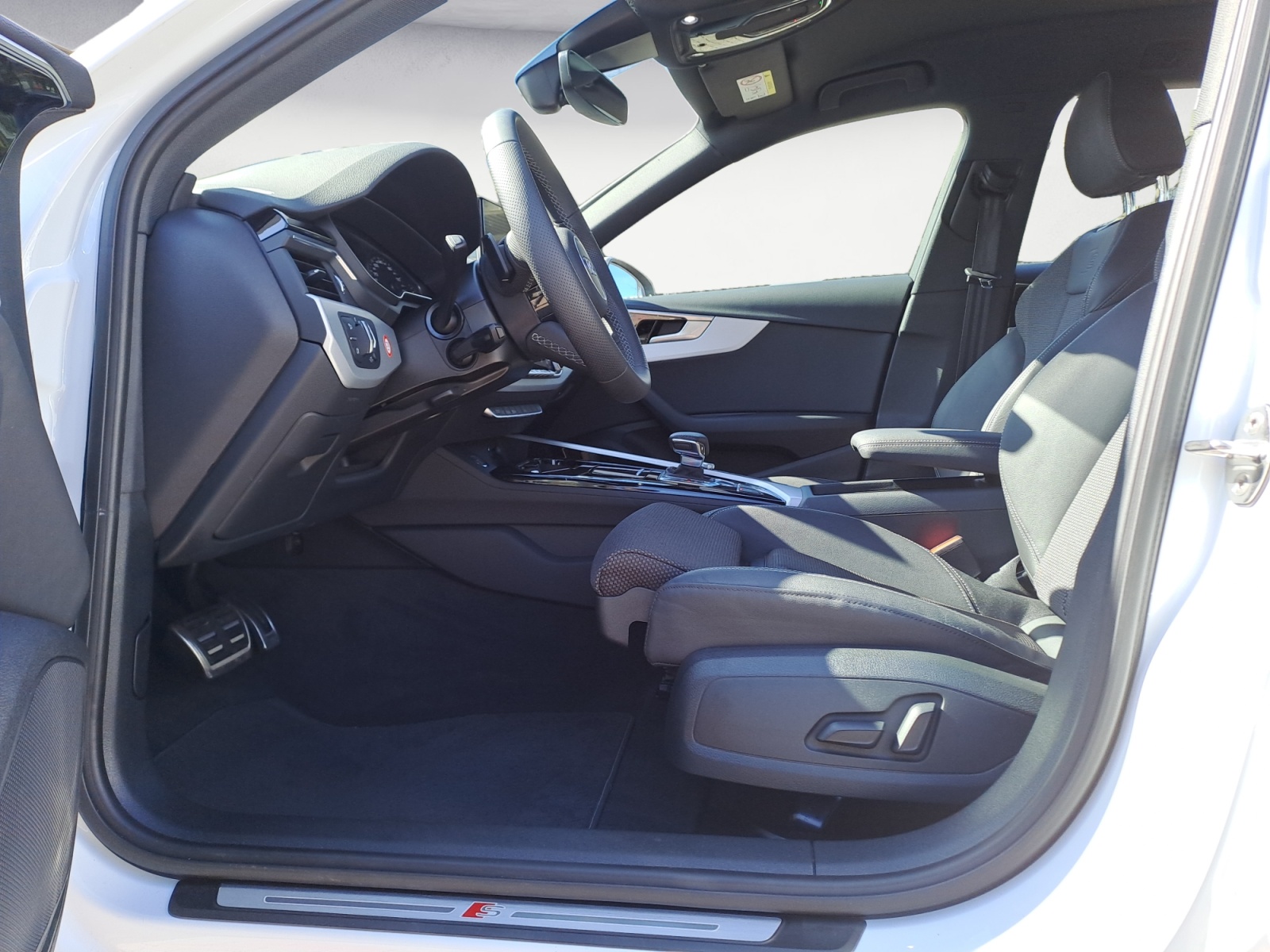 Audi - A4 Avant S line 40 TDI quattro