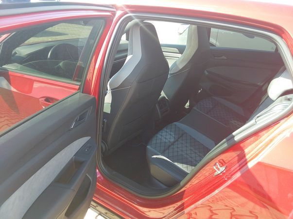 Volkswagen - Golf 2.0 TDI SCR DSG R-Line