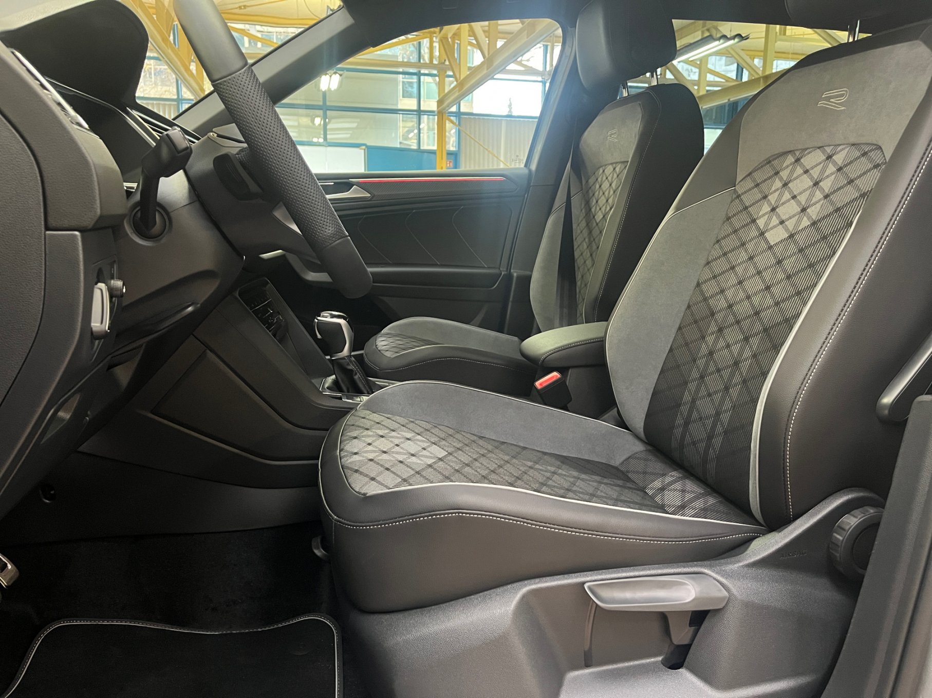 Volkswagen - Tiguan Allspace R-Line 2,0 l TSI OPF 4MOTION 7-Gang-Doppelkupplungsgetriebe DSG ,