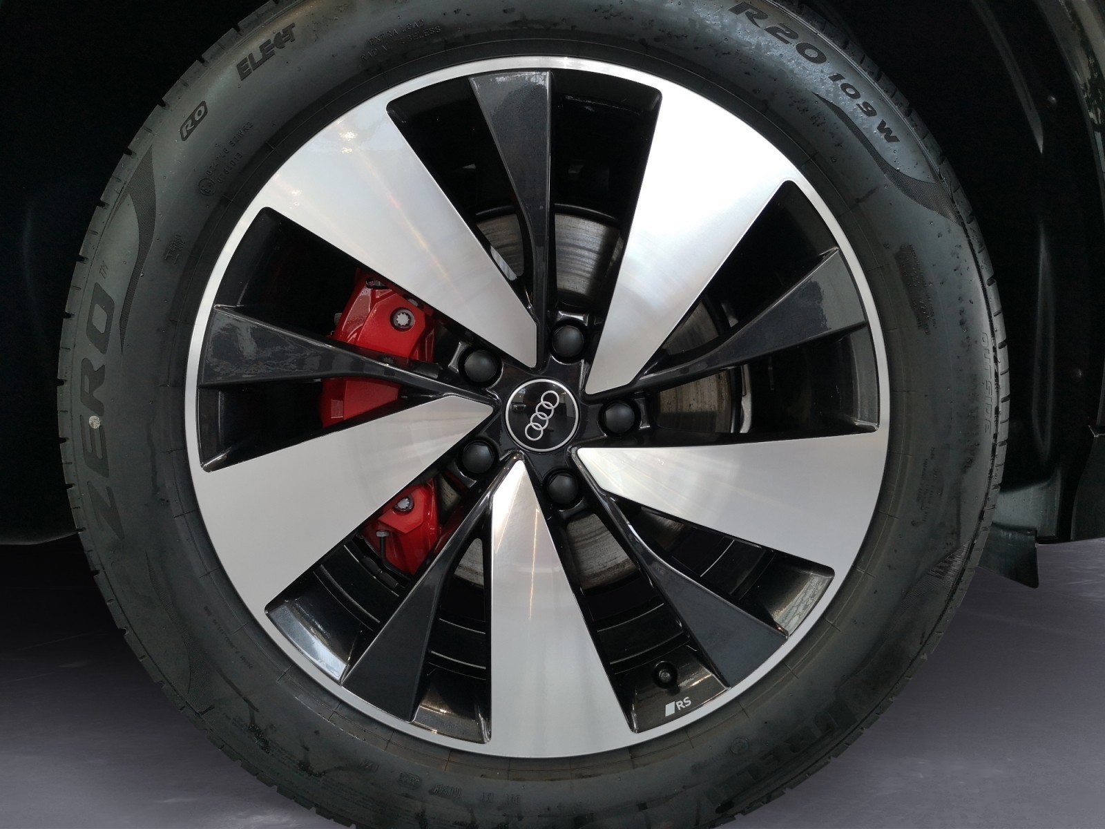 Audi - Q6 SUV e-tron quattro