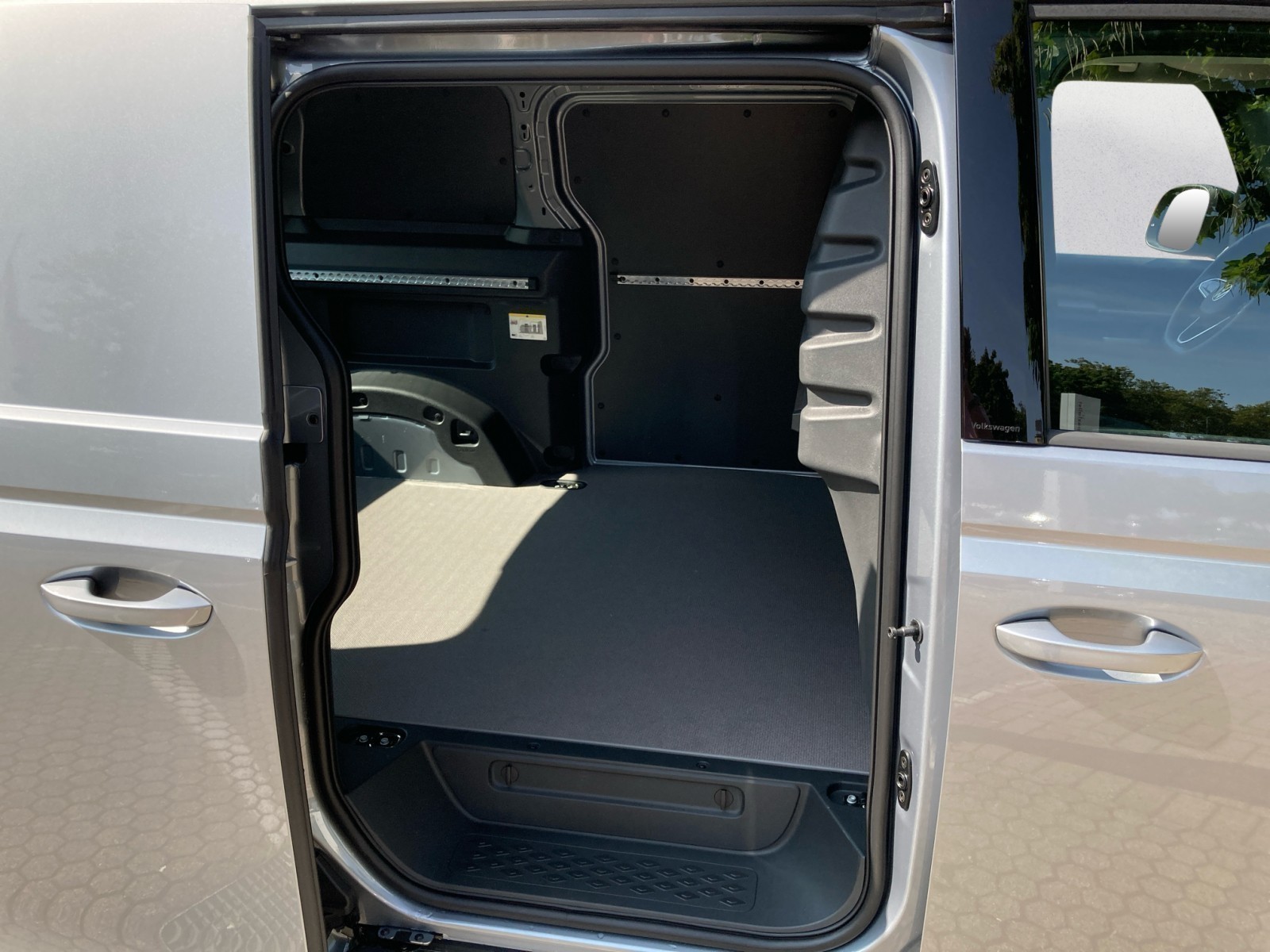 Volkswagen - ID. Buzz Cargo Motor:   h Getriebe: 1-Gang-Automatikgetriebe Radstand: 2989 mm , 
