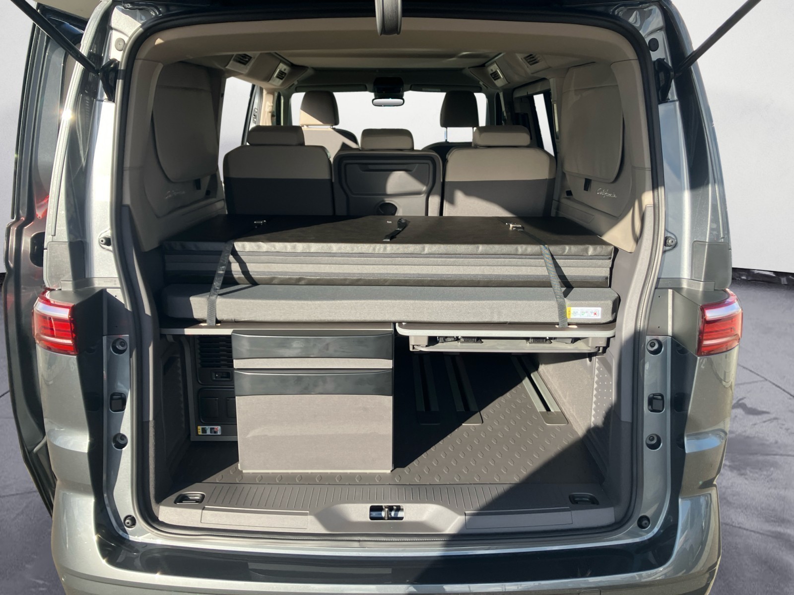 Volkswagen - California Der neue California Beach Tou r 2,0 l TDI SCR Frontantrieb 7-Ga ng-DSG
