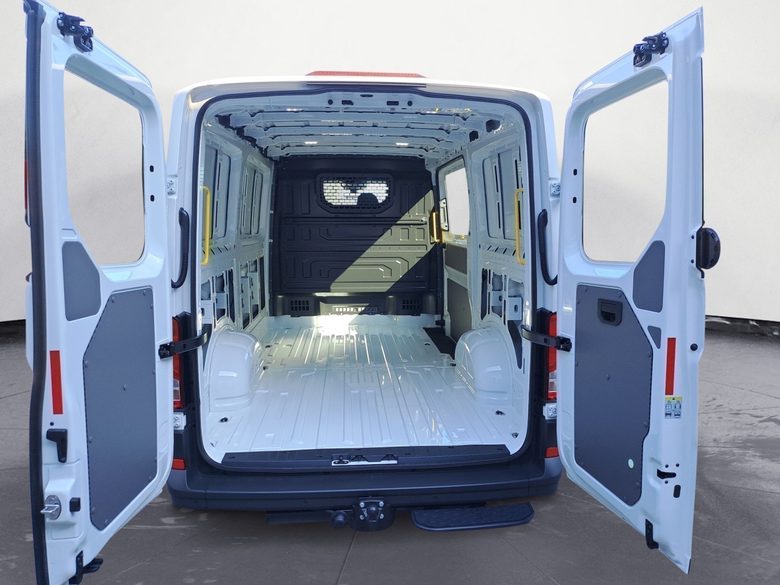 Volkswagen - Crafter 35 Kasten Motor: 2,0 l TDI Euro 6d SCR Getriebe: Frontantrieb 6-Gang-Schaltgetriebe Radstand: 3640 mm ,