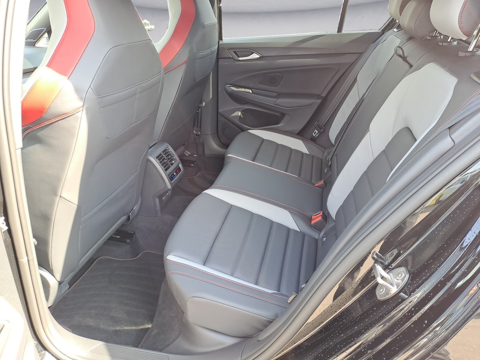 Volkswagen - Golf GTI