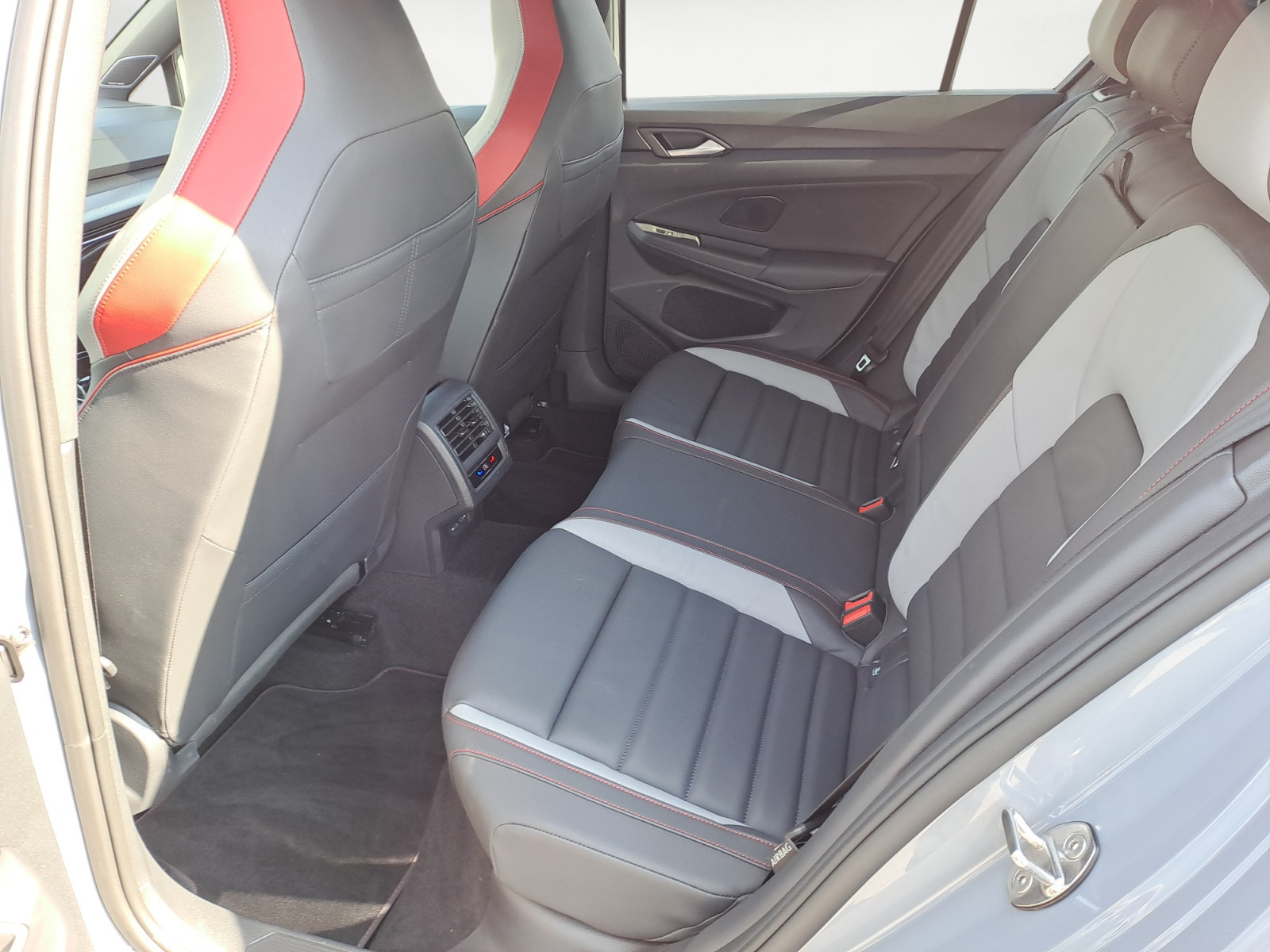 Volkswagen - Golf GTI