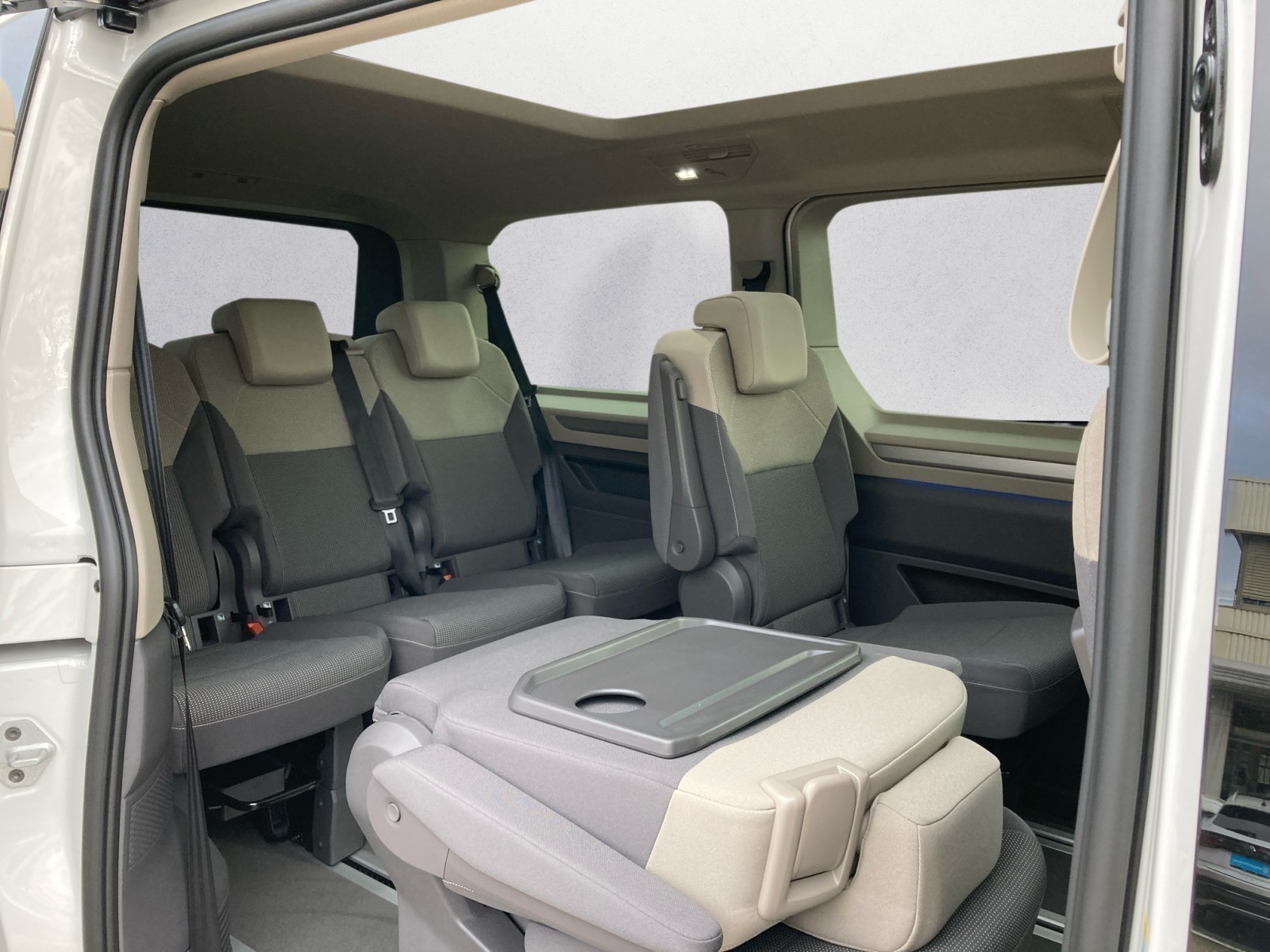 Volkswagen - Multivan Life 2,0 l TDI SCR Frontantrieb 7-Gang-DSG Radst. 3124 mm langer Überhang