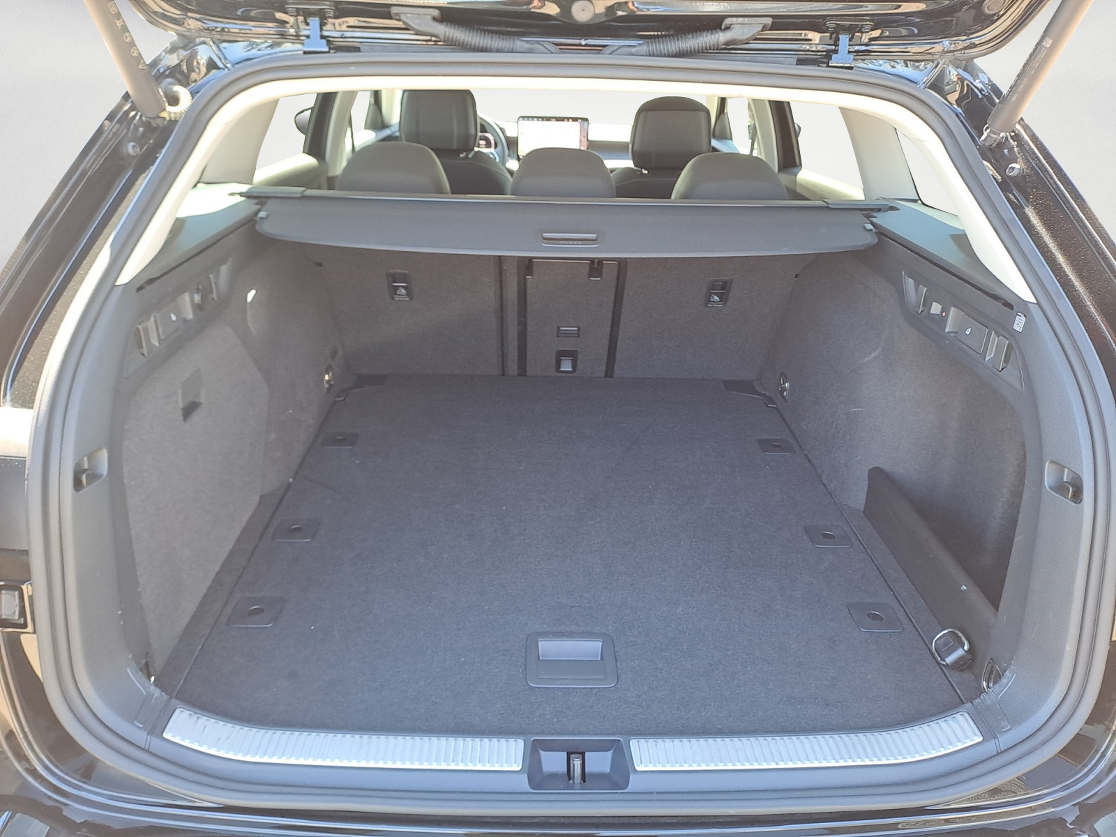 Skoda - Superb Combi 2.0TDI DSG Selection