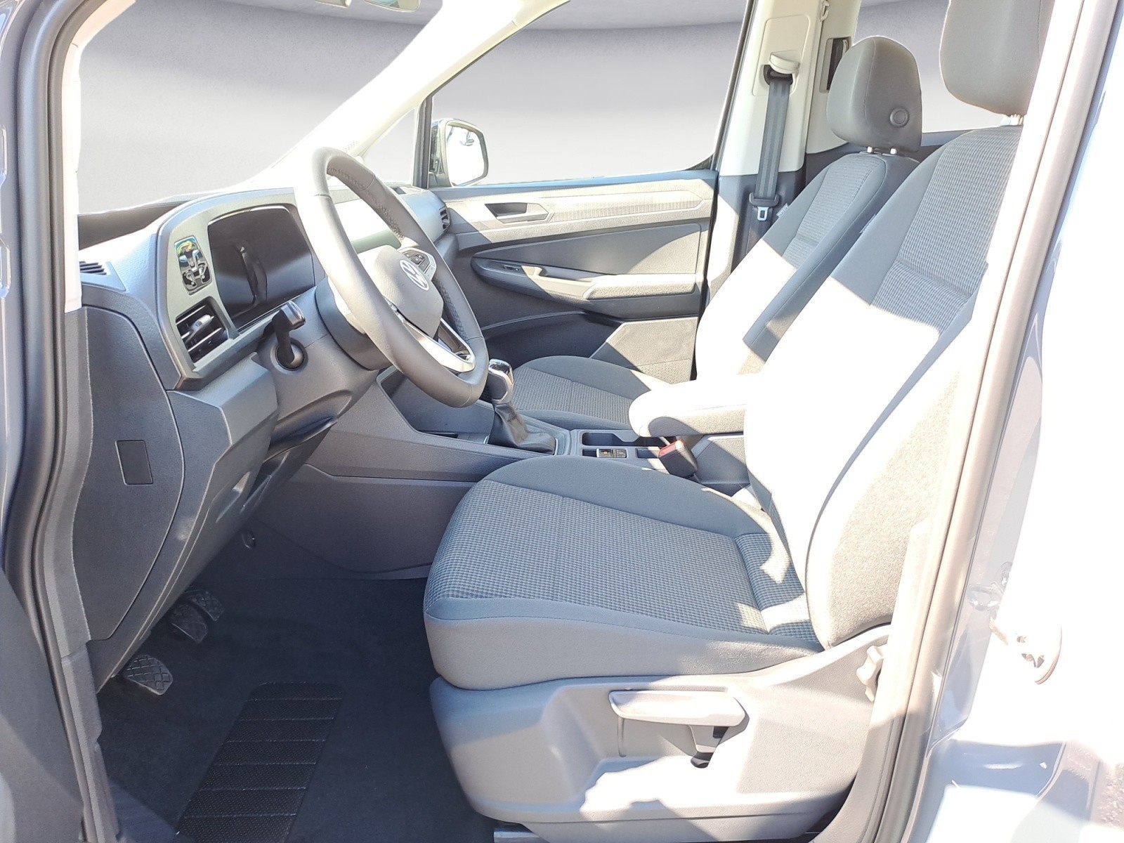 Volkswagen - Caddy 5-Sitzer 1,5 l  TSI EU6 Front antrieb 6-Gang Radst. 2755 mm