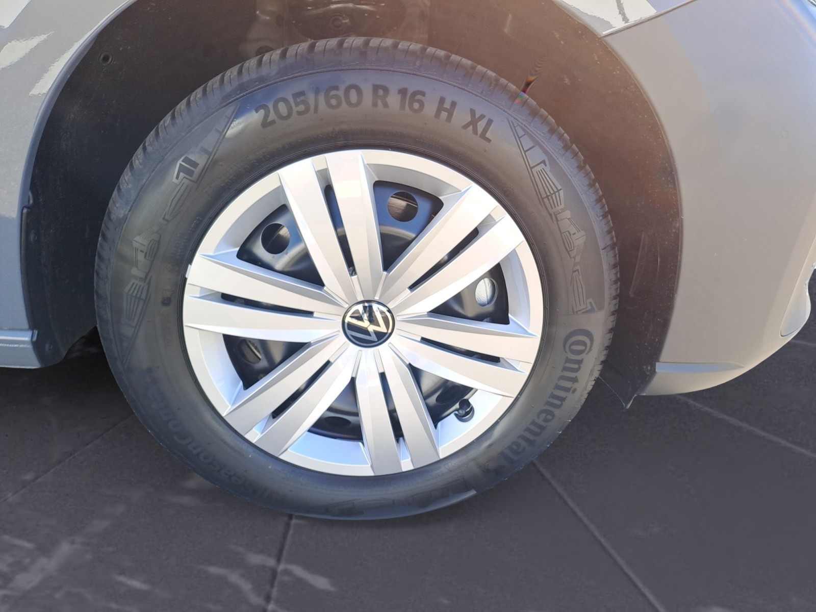 Volkswagen - Caddy 5-Sitzer 1,5 l  TSI EU6 Front antrieb 6-Gang Radst. 2755 mm