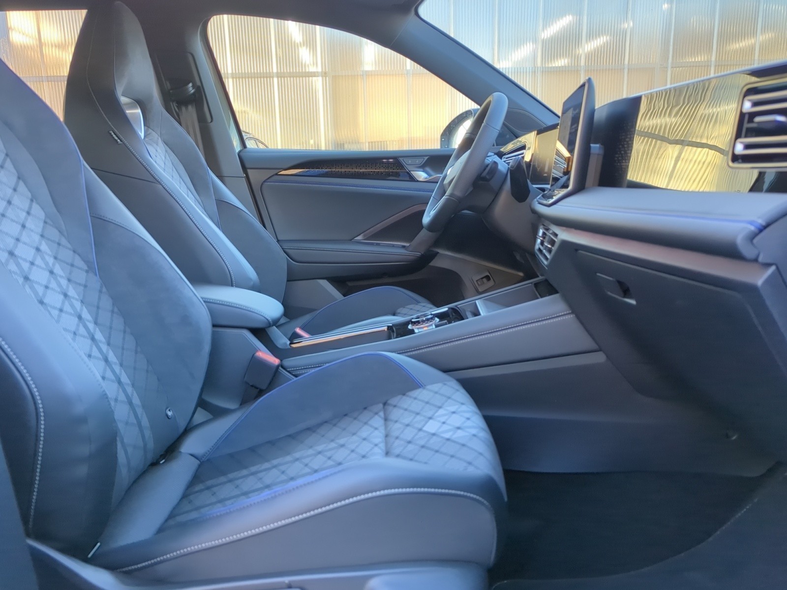 Volkswagen - Tiguan R-Line 2,0 l TDI SCR  7-Gang-Doppelkupplungsgetriebe DSG
