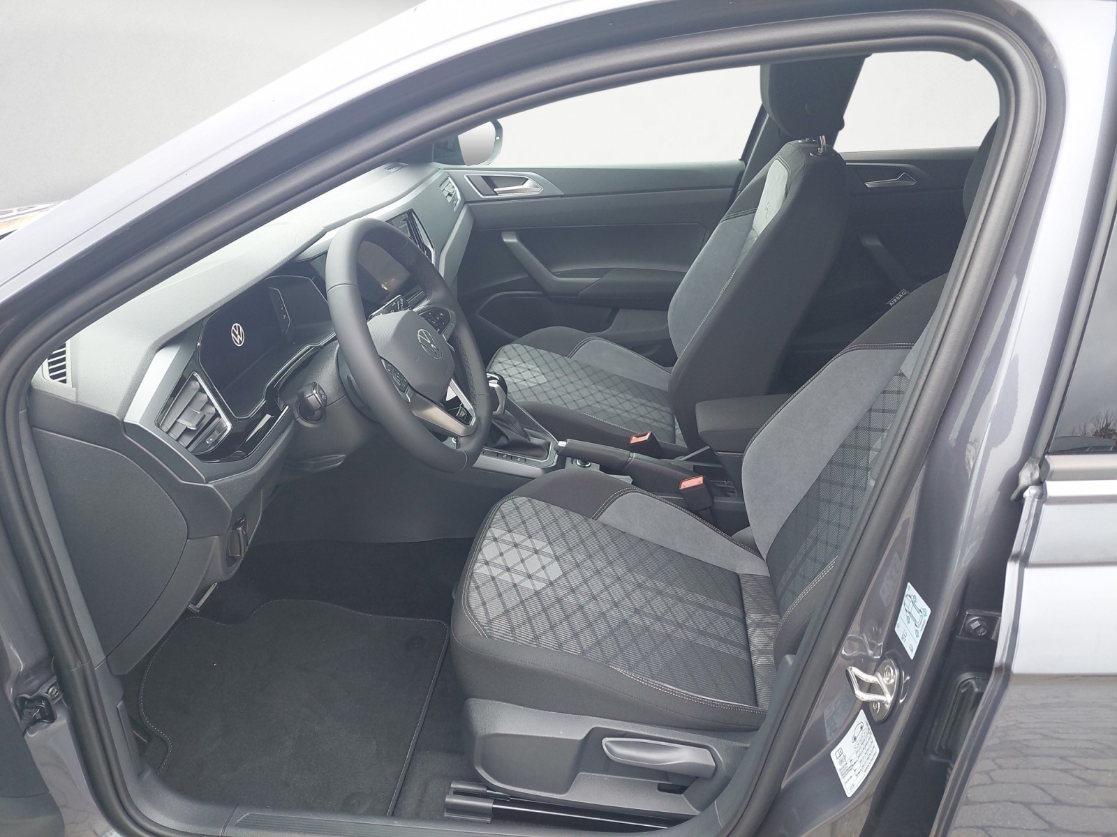 Volkswagen - Taigo R-Line 1,0 l TSI OPF   ) 7-Gang-Doppelkupplungsgetriebe DSG