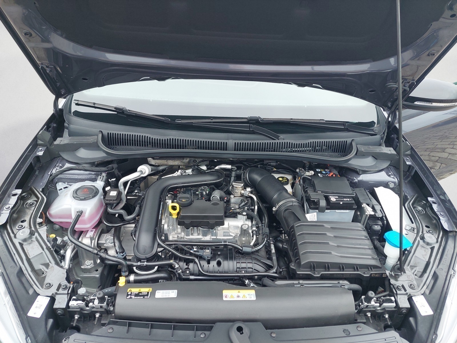 Volkswagen - Taigo R-Line 1,0 l TSI OPF   ) 7-Gang-Doppelkupplungsgetriebe DSG