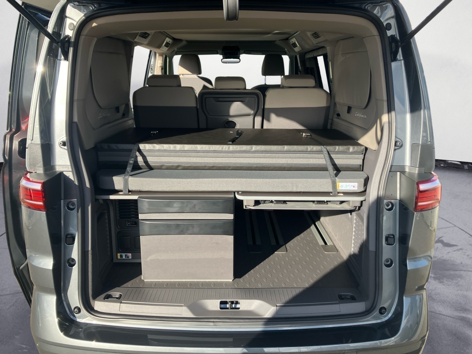 Volkswagen - California Der neue California Beach Tou r 2,0 l TDI SCR Frontantrieb 7-Ga ng-DSG
