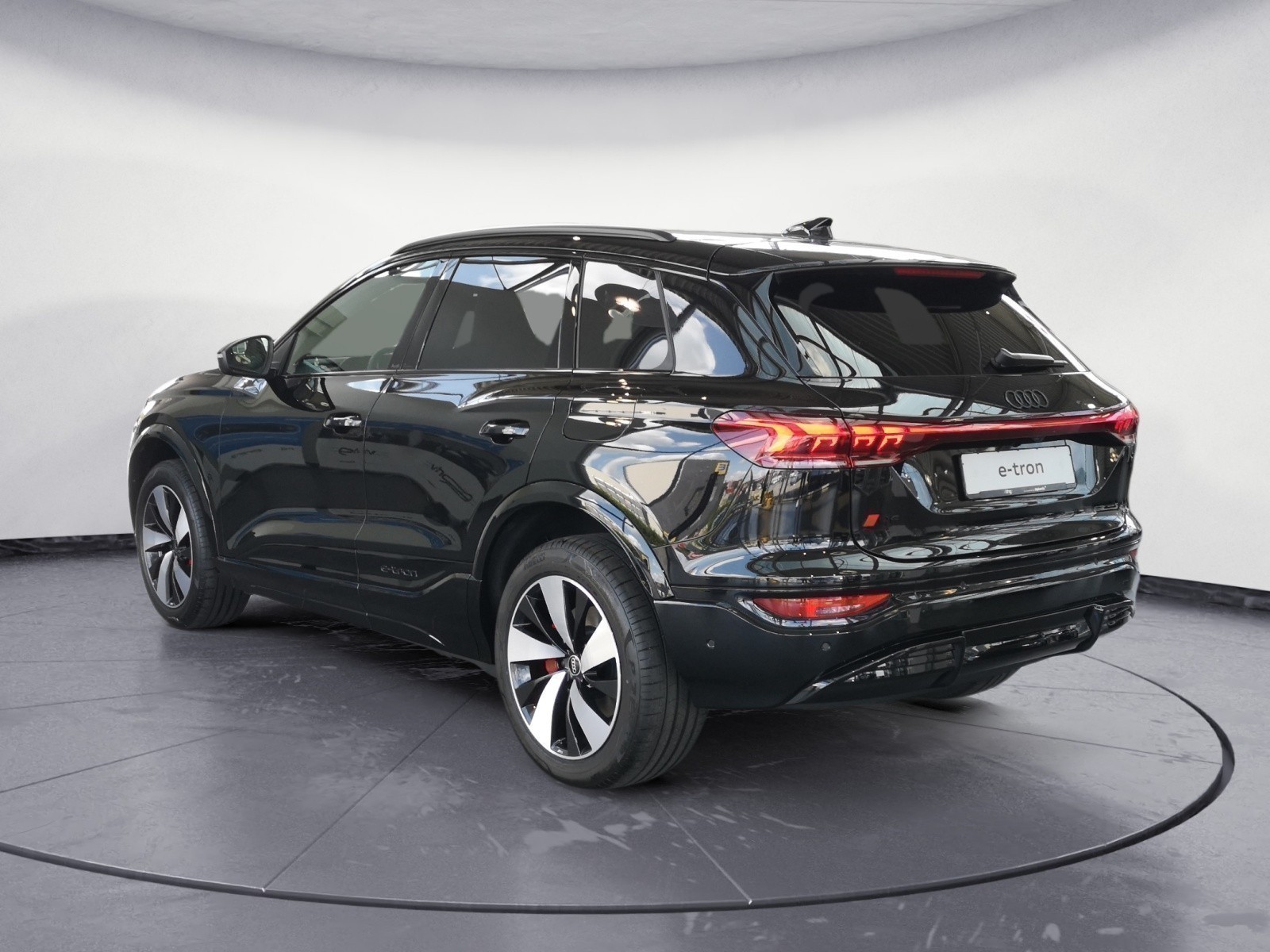 Audi - Q6 SUV e-tron quattro