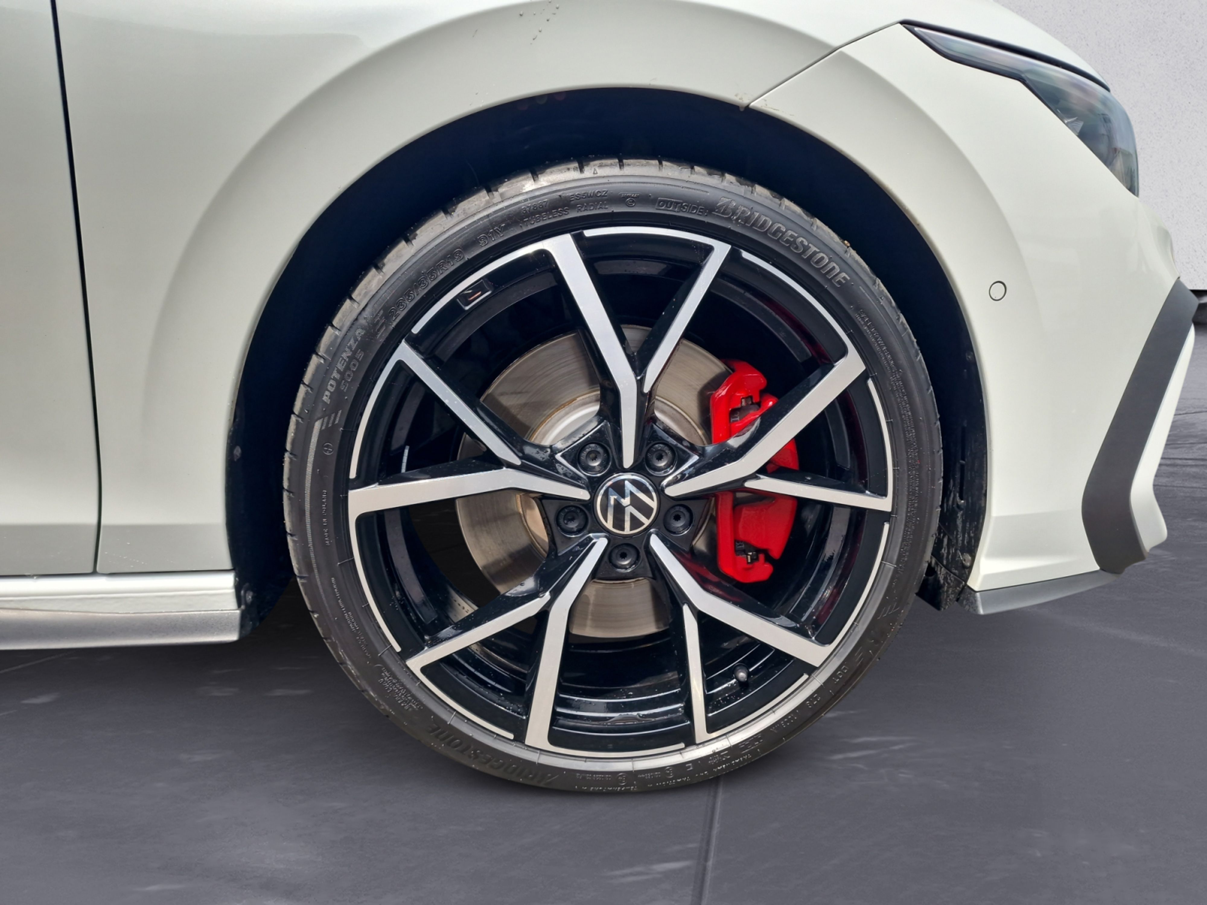 Volkswagen - Golf GTI