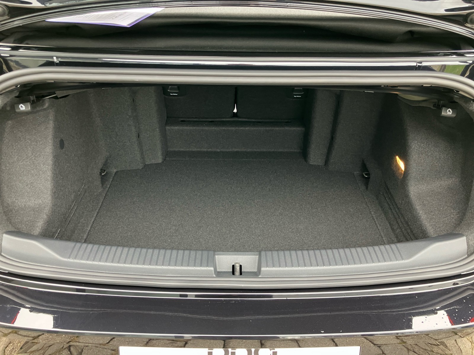 Volkswagen - T-Roc Cabriolet R-Line 1.5 l TSI OPF  7-Gang-Doppelkupplungsgetri ebe DSG