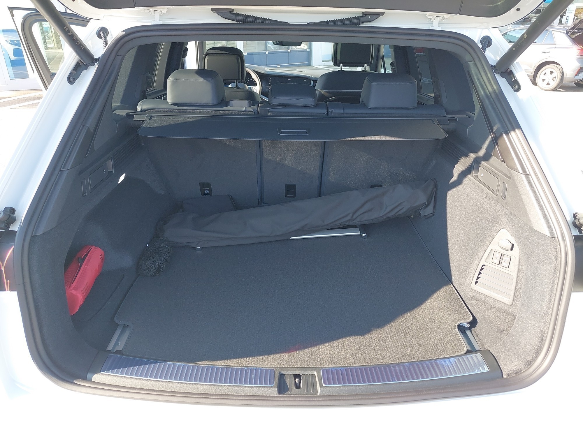 Volkswagen - Touareg R-Line 3,0 l V6 TDI SCR 4MOTION  8-Gang-Automatik (Tiptro nic)