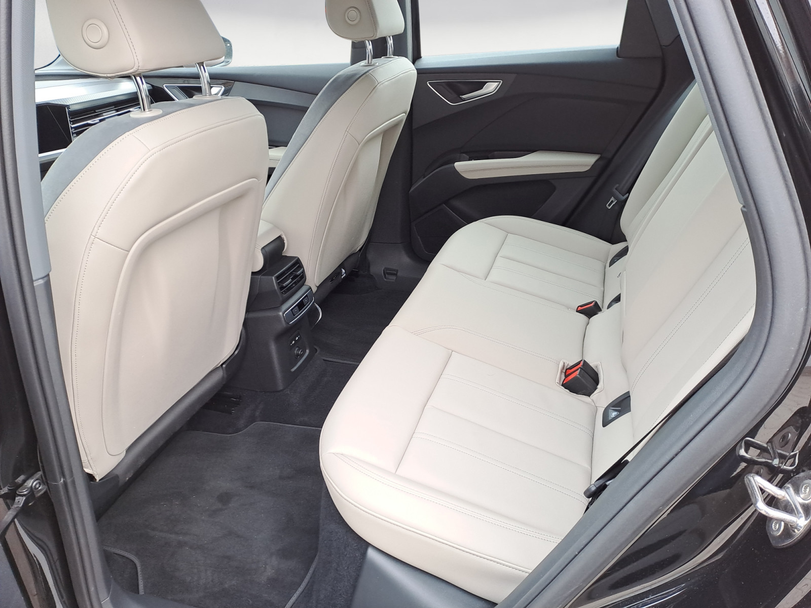 Audi - Q4
