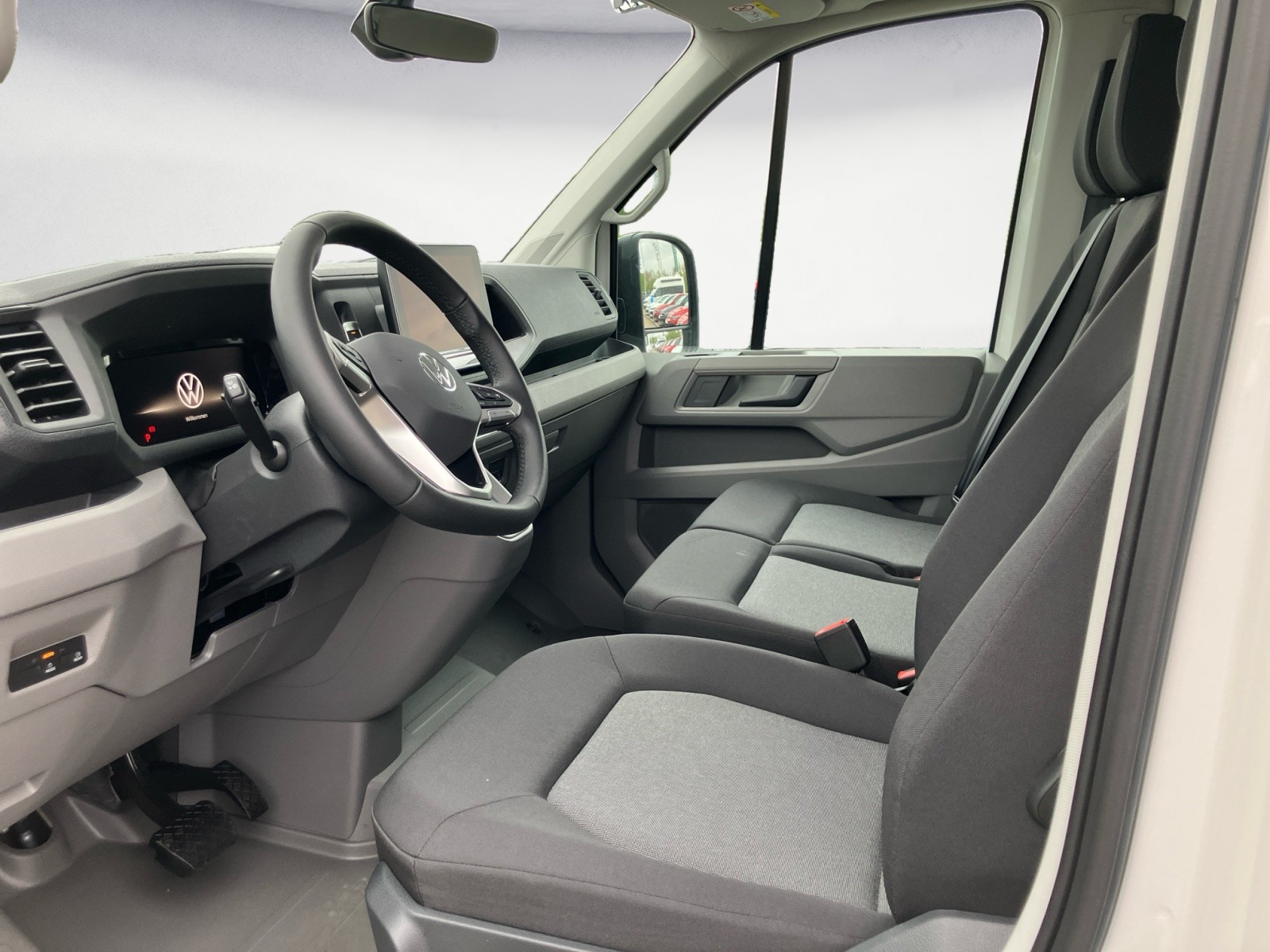 Volkswagen - Crafter 35 Kasten 2,0 l  Frontantr ieb 8-Gang Automatik Radst. 3640 mm