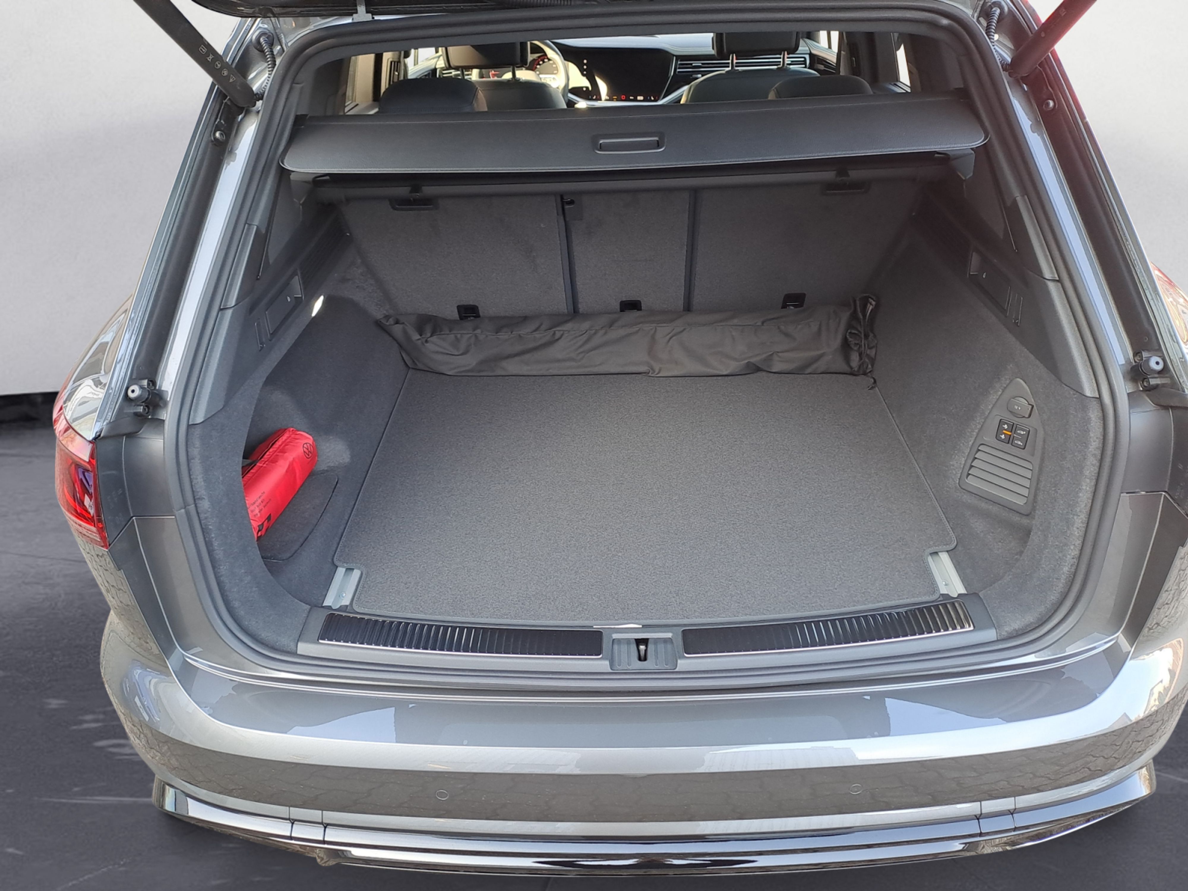 Volkswagen - Touareg R-Line 3,0 l V6 TDI SCR 4MOTION 8-Gang-Automatik (Tiptro nic)