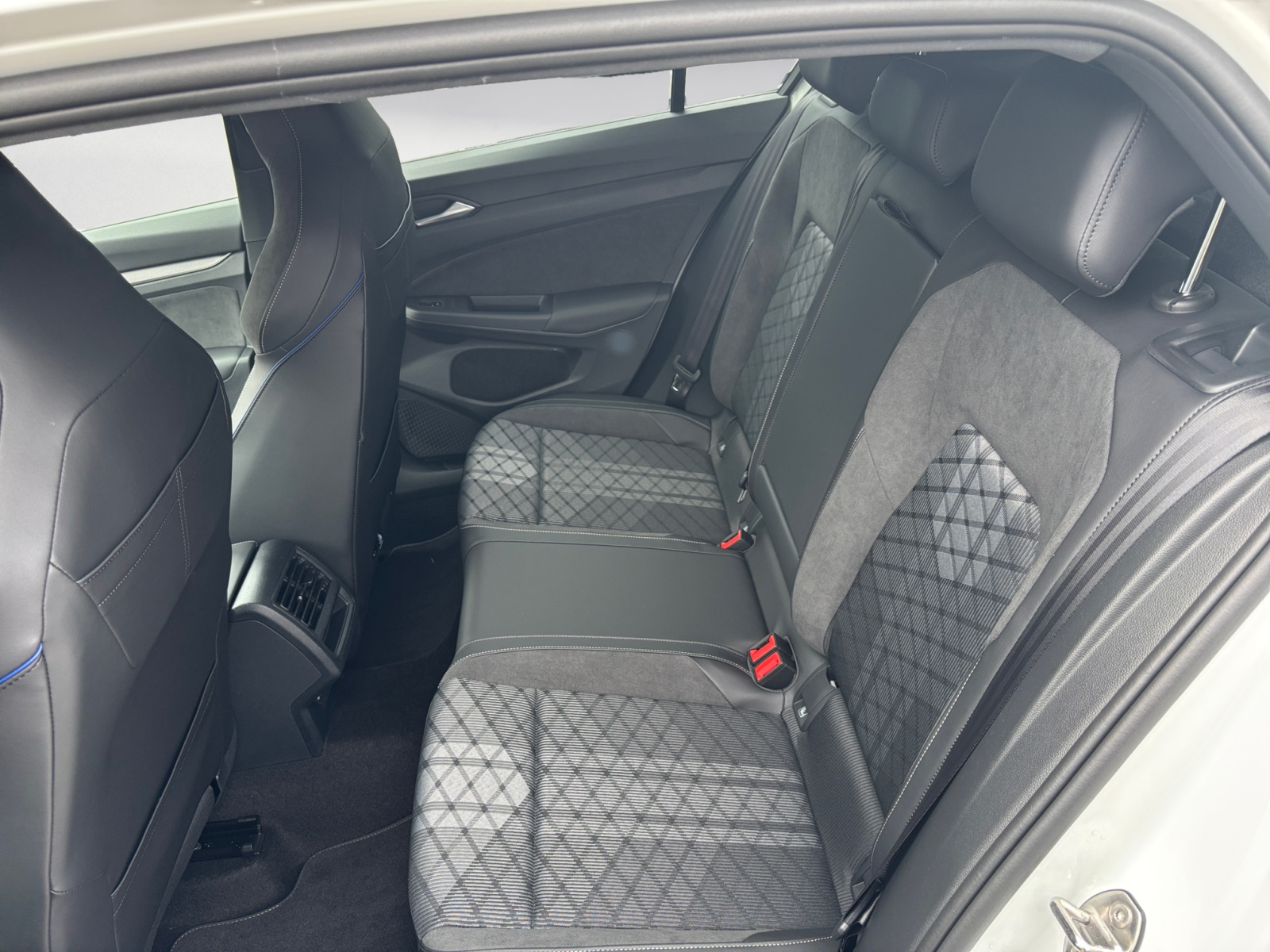 Volkswagen - Golf R-Line 1,5 l eTSI OPF (150 P S) 7-Gang-Doppelkupplungsgetriebe DSG