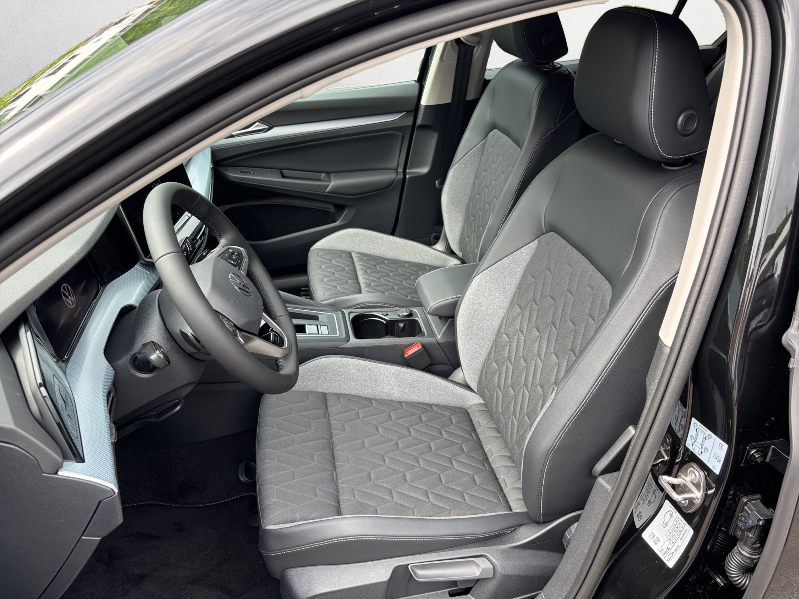 Volkswagen - Golf Life 1,5 l eTSI OPF  7-Gang-Doppelkupplungsgetriebe DSG