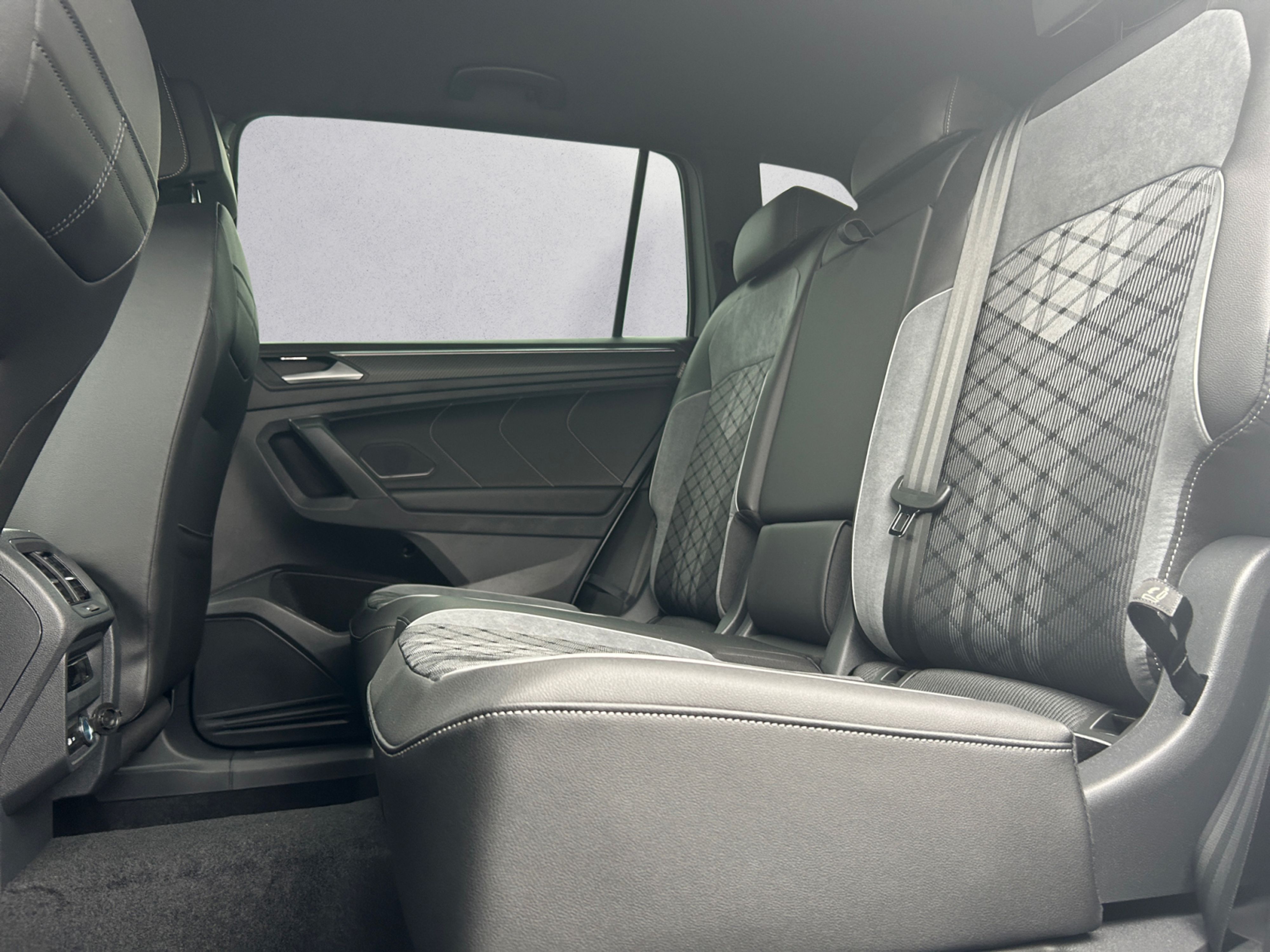 Volkswagen - Tiguan Allspace R-Line 2,0 l TDI SCR 4MO TION  7-Gang-Doppelkupplu ngsgetriebe DSG