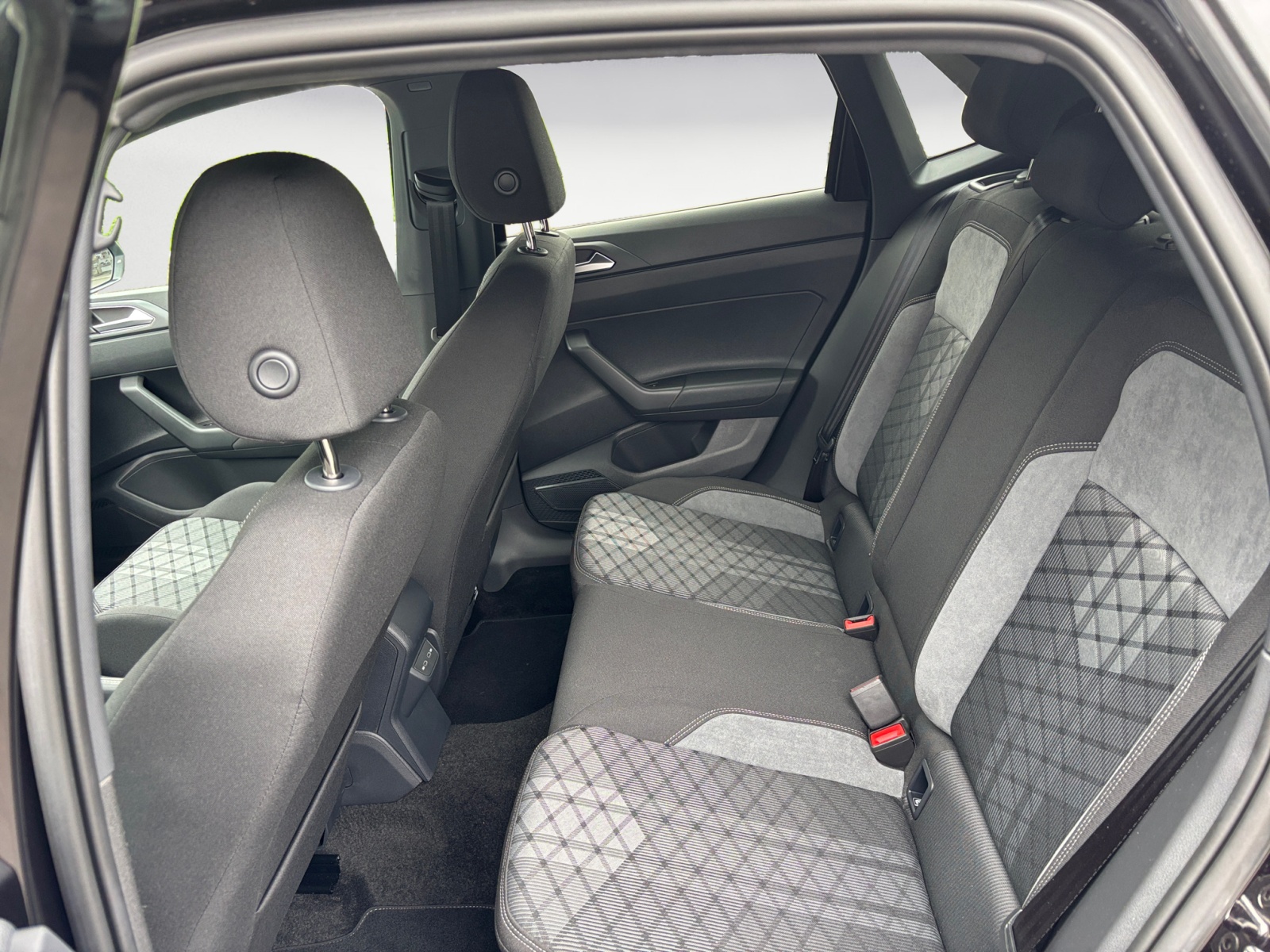 Volkswagen - Polo R-Line 1,0 l TSI OPF 7-Gang-Doppelkupplungsgetriebe DSG