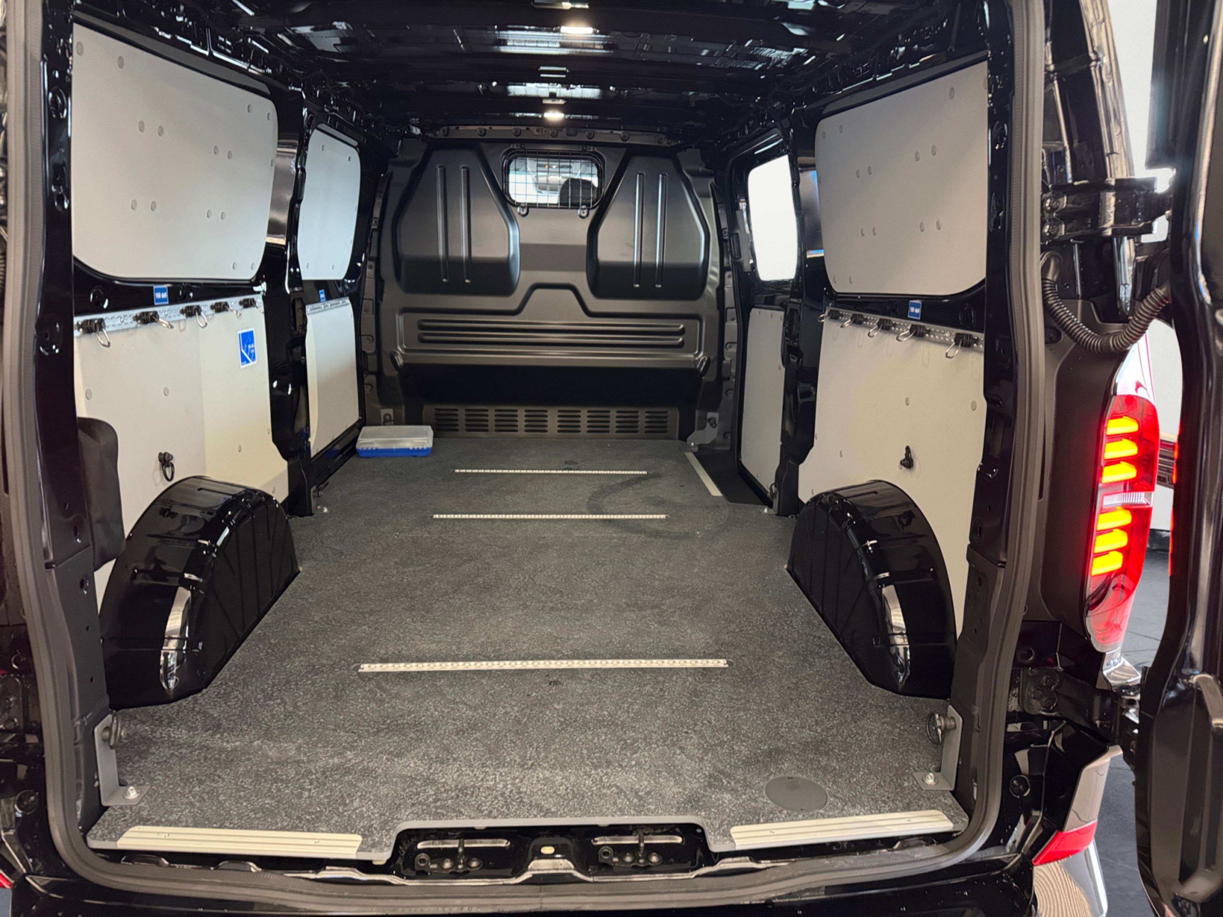 Volkswagen - Transporter Kasten 2,0 l  TDI 8-Ga ng Automatik Radst. 3500 mm