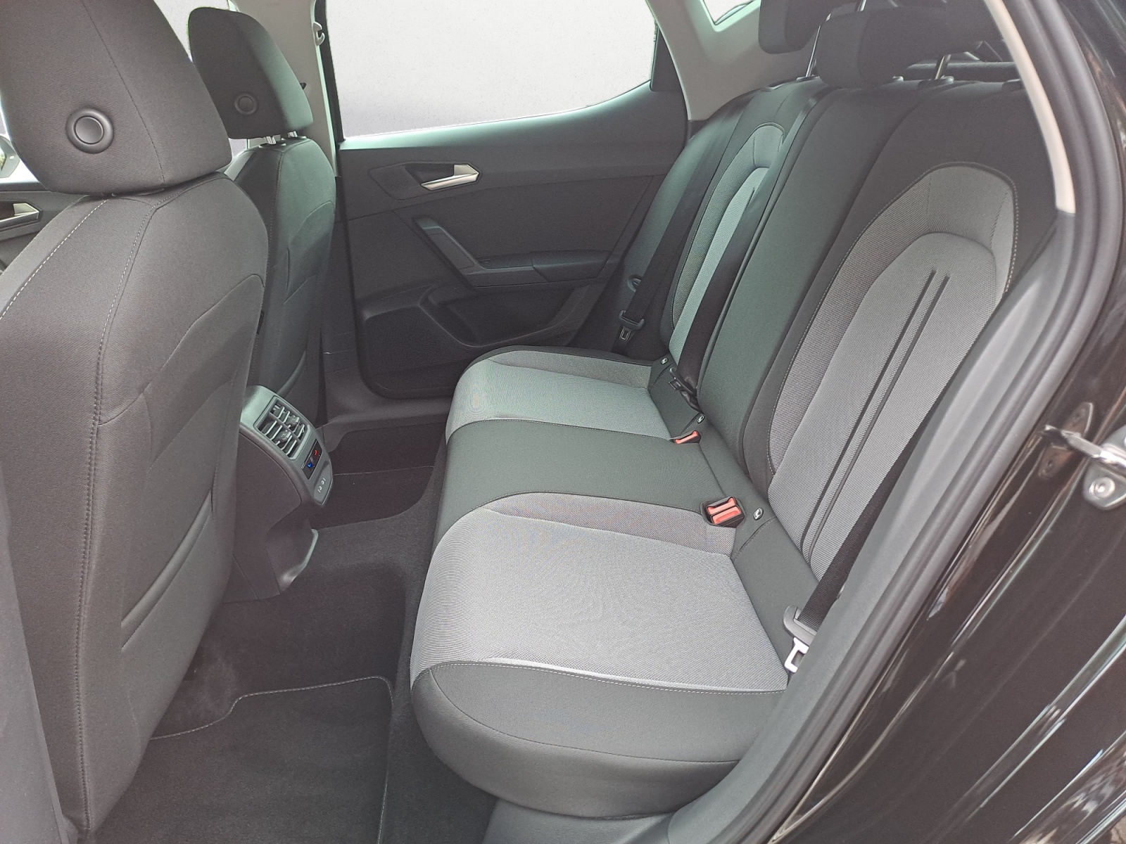 Seat - Leon Road Edition 1.5 eTSI  7-Gang-DSG