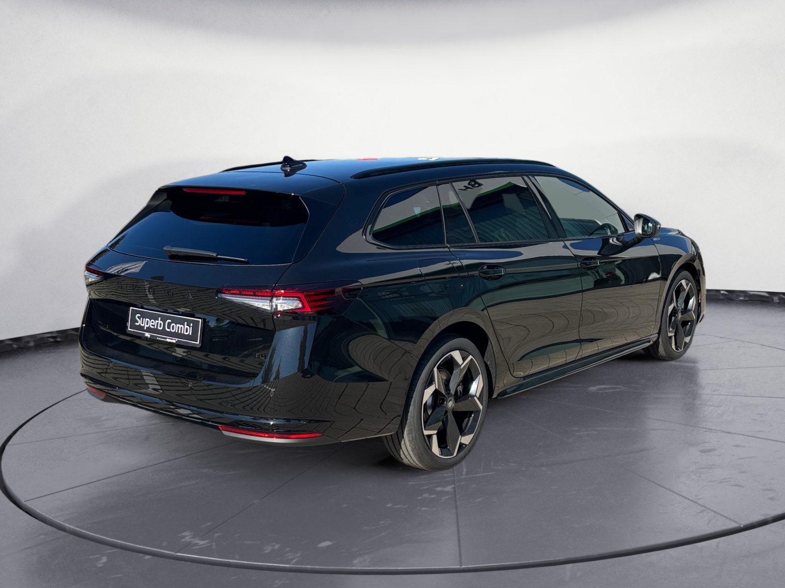 Skoda - Superb Combi Sportline 2,0 TSI 7-Gang-DSG 4x4