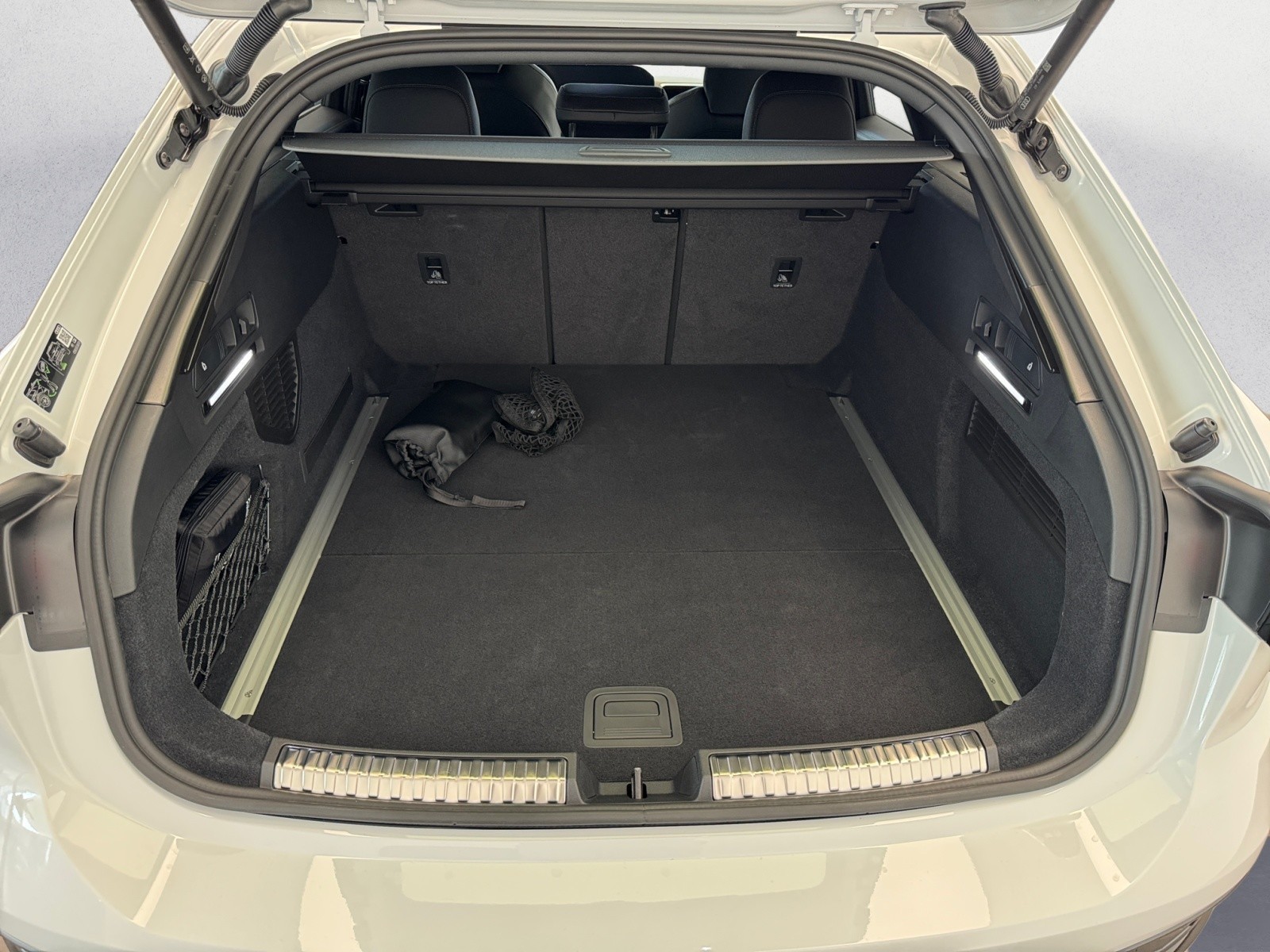 Audi - A6 Avant TDI quattro S troni c