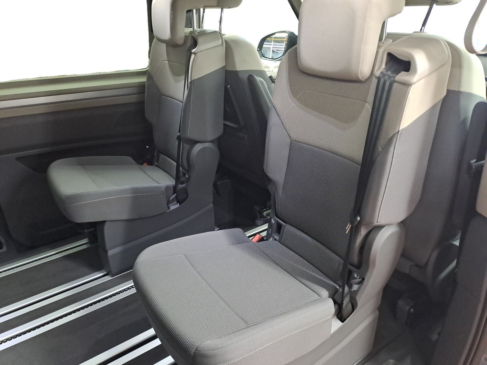 Volkswagen - Multivan Life 2,0 l TDI SCR Frontantrieb 7-Gang-DSG Radst. 3124 mm kurzer Überhang